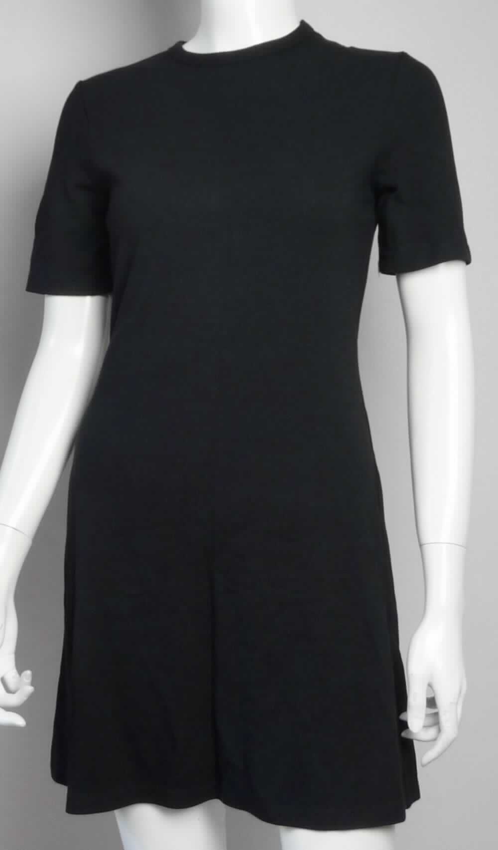 Kleid, sog. Strick Kleid für Frauen, Art. RSAPO3351, Größe S, Foto siehe Anlage,
- aus ca. 0,9 mm dicken, einfarbigen Gewirken aus laut Antrag 79 % Rayon (künstliche Chemiefasern), 
  6 % Polyester, 5 % Spandex (beides synthetische Chemiefasern) und 10 % Baumwolle,
- über den Schritt reichend (Rückenlänge: ca. 84 cm),
- mit einem runden Ausschnitt,
- ohne Öffnung und ohne Verschluss,
- mit kurzen Ärmeln,
- am unteren Rand durch Umschlagen und Festnähen gesäumt,
- kann ohne ein weiteres, den Unterkörper bedeckendes Kleidungsstück getragen werden. 

"Kleid, aus Gewirken, für Frauen, aus künstlichen Chemiefasern"