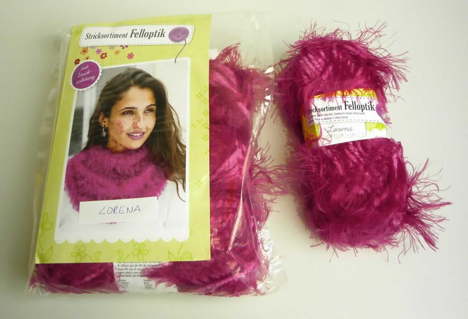 Chenillegarn, sog. Handstrickgarn "Lorena", Foto siehe Anlage,
- Stricksortiment, bestehend aus vier mit jeweils einer Pappbanderole versehenen Garn-Knäueln, 
- gemeinsam mit einem bedruckten Pappeinleger mit Anleitung in einem Polybeutel verpackt,
- mit einer Länge von laut Antrag 34 m,
- in Wirktechnik hergestellt,
- aus laut Antrag 65 % Polyamid und 35 % Polyester (beides synthetische Chemiefasern).

"Chenillegarn"