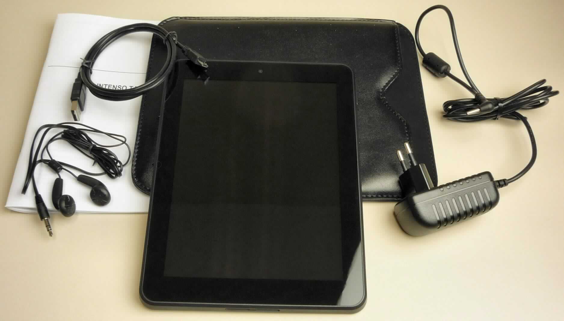 Tragbarer Rechner sog. Tablet-PC, in Form einer Warenzusammenstellung, bestehend aus einem Ladegerät, einem USB-Ladekabel, Schutzhülle, einem Stereokopfhörer, einer Bedienungsanleitung sowie einem tragbaren Rechner (charakterbestimmend im Hinblick auf die Verwendung).
Der ca. 500 g schwere Tablet-PC besteht im Wesentlichen aus einer Zentraleinheit mit 2x1,5 Ghz (Cortex A9) Dual Core Prozessor, internen  1 GB  DDR3 Arbeitsspeicher, 8 GB Festspeicher, Grafik- und Audiobausteinen, WLAN-Modul, 8 Zoll Farbdisplay mit Hintergrundbeleuchtung und berührungsempfindlicher Oberfläche (kapazitiverTouchscreen)mit Gravitationssensor, Lautsprecher und Akkumulator in einem ca. 15,4 x 20,3 x 1,1 cm (B x H x T) großen Gehäuse mit Kopfhörer-, USB- und Stromversorgungs-Anschlussbuchse, Einschubschacht für Speicherkarten, Web-Kamera und Bedienelementen.
Das Gerät verfügt über Speicher für Datenverarbeitungsprogramme und Daten, ist frei programmierbar nach Benutzeranforderungen, vermag Rechenoperationen nach Benutzeranweisungen durchzuführen und ist in der Lage, den Programmablauf durch logische Entscheidungen selbst zu ändern.
Die Bestandteile der Warenzusammenstellung sind gemeinsam in einem Karton für den Einzelverkauf aufgemacht.

Die Ware wird als "tragbare automatische Datenverarbeitungsmaschine mit einem Gewicht von weniger als 10 kg, aus einer Zentraleinheit, einer Tastatur und einem Bildschirm bestehend" eingereiht.

Anlage: 1 Abbildung