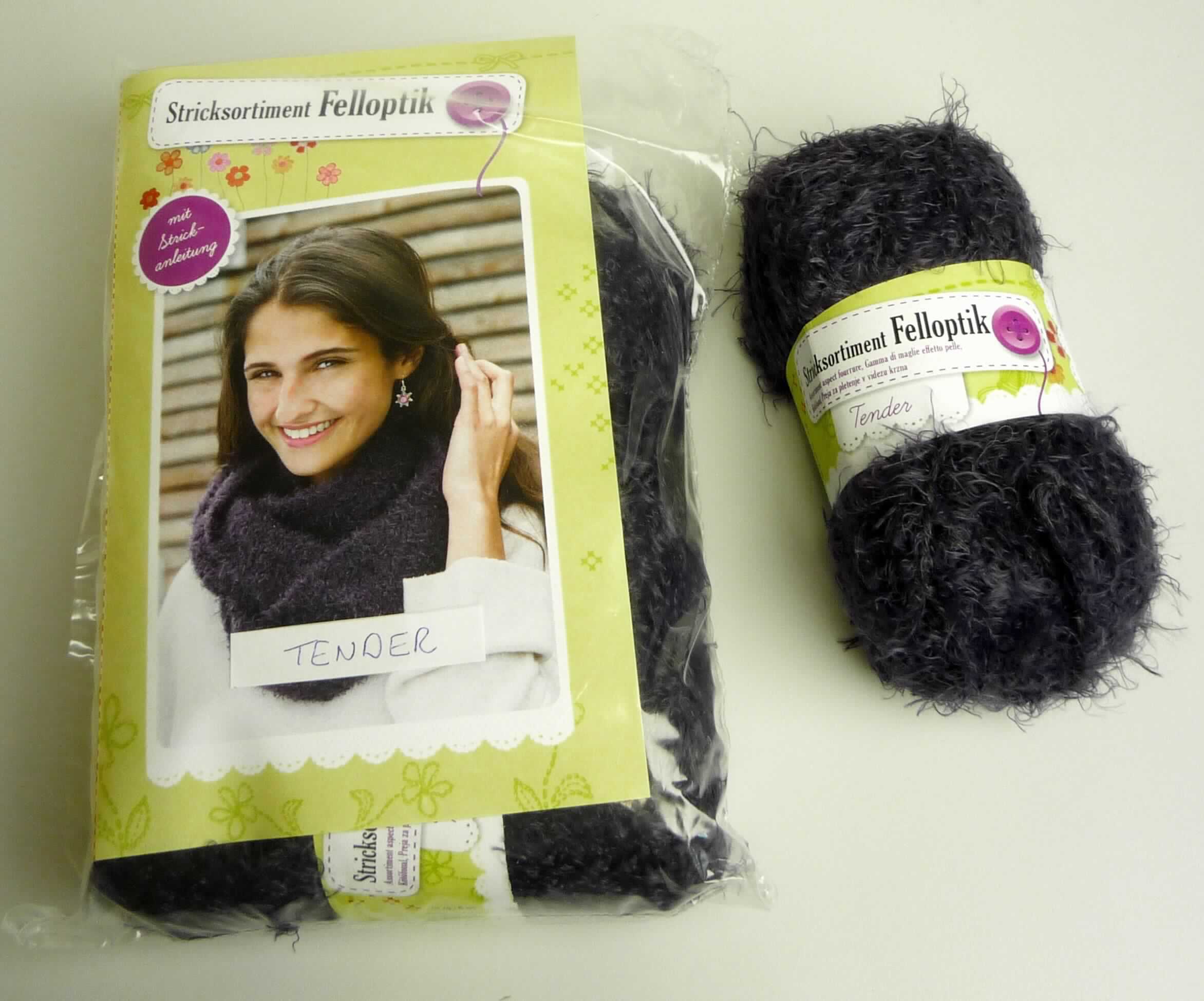 Garn, sog. Handstrickgarn "Tender", Foto siehe Anlage,
- als Meterware; zu vier Knäueln à 87 m in einem Polybeutel mit bedrucktem Papiereinleger verpackt,
- laut Untersuchungsergebnis:
-- aus einem Einfachgarn (Wirkchenille) aus synthetischen Spinnfasern und synthetischen Filamenten, 
-- aus zwei Einfachgarnen (Dochtgarne) aus Wolle und Polyester-Spinnfasern (synthetische Spinnfasern),
-- mit einem überwiegenden Anteil an synthetischen Spinnfasern (laut Antrag: Polyester), einer geringen 
   Beimischung (mehr als 1 GHT) an synthetischen Filamenten (laut Antrag: Polyester) und einem Anteil an Wolle 
   von laut Antrag 14 GHT,
-- gezwirnt, somit kein Umwindungsgarn (Gimpe) der Position 5606, 
-- mit einer S-Drehung als letzter Drehung, somit kein Nähgarn, 
-- im Knäuel mit einem Gewicht von 50 g, somit in Aufmachung für den Einzelverkauf,
- mit einem Titer von ca. 4750 dtex (u. a. somit kein Bindfaden der Position 5607).

"Garn aus synthetischen Spinnfasern, kein Nähgarn, in Aufmachung für den Einzelverkauf, mit einem Anteil an
 synthetischen Spinnfasern von weniger als 85 GHT"