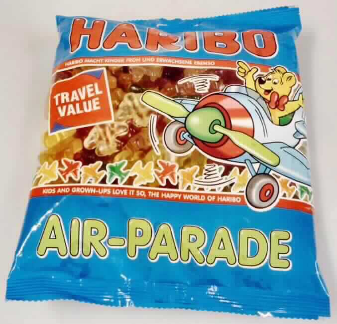 Zuckerware; Gummibonbons

Bei der Ware handelt es sich laut den vorgelegten Unterlagen um rote, gelbe, orange und grüne Gummibonbons in Form stilisierter Flugzeuge. Die Erzeugnisse sind in einem bunt bedruckten blau-roten Folienschlauchbeutel mit mehrsprachigem Aufdruck orginal verpackt.

Nach den Angaben enthält die Ware (gemäß VO (EG) Nr. 900/2008 und VO (EU) Nr. 118/2010):
- Stärke/Glucose: 25 bis weniger als 50 GHT und
- Saccharose/Invertzucker/Isoglucose: 5 bis weniger als 30 GHT.
Es haben sich keine Hinweise auf Gehalte an Milchfett von mehr als 1,5 GHT und an Milchprotein von mehr als 2,5 GHT ergeben.

Die Ware ist als andere Zuckerware ohne Kakaogehalt, Gummibonbons, in die Unterposition 1704 9065 der Kombinierten Nomenklatur einzureihen.