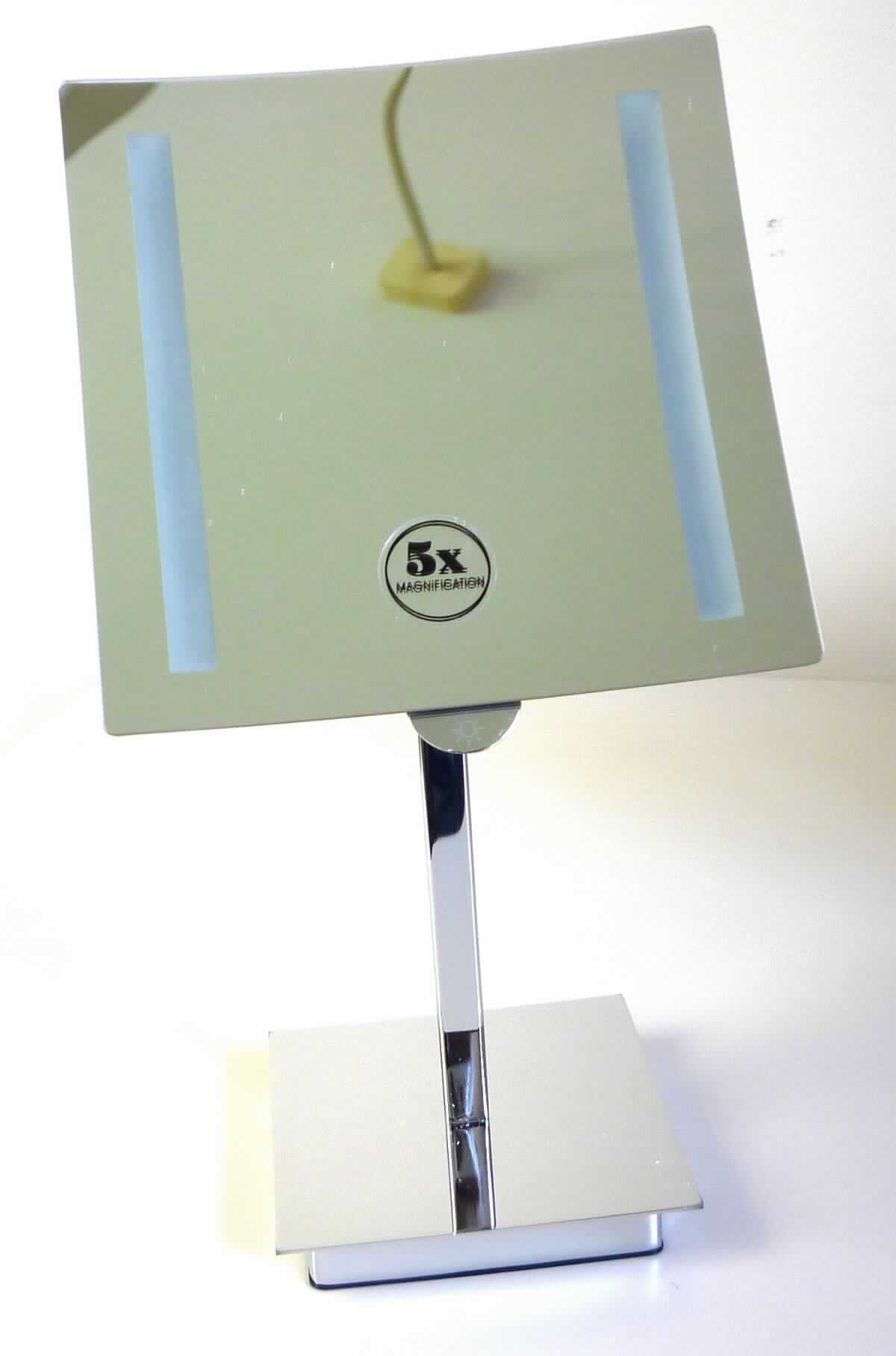 Spiegel aus Glas, sog. LED Stand-Kosmetikspiegel, eckig, EAN: 2077821394500, Abbildung siehe Anlage, 
- zusammengesetzte Ware, bestehend aus: 
- - einem quadratischen, nicht gerahmten, nach innen gewölbten Spiegel aus Glas mit 5-facher Vergrößerung, 
- - - auf beiden Seiten mit einem ca. 1,3 cm breiten, nicht verspiegelten, milchigen Streifen (für die Beleuchtung), 
- - - mit einer Breite von ca. 20 cm und einer Höhe von ca. 20 cm, 
- - mit einer, in einem rückseitigen, verchromten Metallgehäuse integrierten, batteriebetriebenen LED-Beleuchtung 
    mit Touch-Sensor zum Ein- und Ausschalten (die Beleuchtung besitzt lediglich eine Hilfsfunktion für eine bessere 
    Wiedergabe der Spiegelbilder), 
- - mit einem Stab (oben mit Kugelgelenk) und einem Standfuß aus unedlem Metall (verchromt), 
- mit einer Gesamthöhe von ca. 37 cm, 
- der Spiegel aus Glas verleihen der Ware aufgrund ihrer Bedeutung in Bezug auf die Verwendung den
  wesentlichen Charakter.

"Spiegel aus Glas, kein Rückspiegel für Fahrzeuge, nicht gerahmt, andere als in der Unterposition 7009 9100 10 
 genannte"