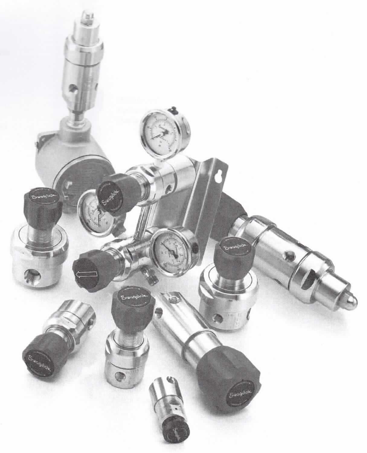 Bei der als Membrandruckregler (Art.Nr.: KCY2A1C3IC40A00) bezeichneten Ware handelt es sich um einen Druckregler bzw. Druckreduzierregler in Form eines zweistufigen Druckminderventils. Die Ware dient zur Reduzierung des Drucks einer Gas- oder Flüssigkeitsquelle und zum Aufrechterhalten des reduzierten Drucks auf einer konstanten Höhe. 

Das Erzeugnis besteht aus einem Gehäuse aus Messing, in dem ein Zweistufenregler mit metallischer Membran einen Eingangsdruck auf einen konstanten Ausgangsdruck reduziert. Dabei ist die zweite Stufe mittels eines Handrades über eine Feder einstellbar.

Das Erzeugnis ist als "Druckminderventil, nicht kombiniert mit Filtern oder Ölern, nicht aus Gusseisen oder Stahl, nicht für bestimmte Luftfahrzeuge" einzureihen.