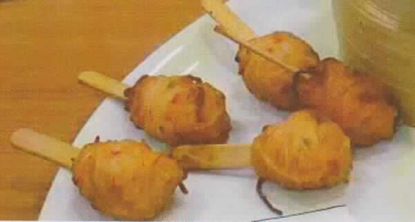 Asiatisches Nudelfertiggericht

Antragsangaben:
Artikelnummer: 8469900; Artikelname: Noodle Stick "Sweet & Sour"
Verkehrsbezeichnung: Nudeln mit Paprika und Ananas in süß-saurer Sauce, aufgerollt auf einen Bambusspieß, 
gegart, tiefgefroren.

Ein Warenmuster, eine Abbildung der geplanten Originalverpackung und Angaben zu den Zutaten (siehe Feld 8) 
lagen vor.
Beschaffenheit des vorgelegten Warenmusters:
Tiefgekühlte, längliche, rötliche, mit einer Würzsauce überzogene, nach dem Auftauen feuchte (nach Antragsan-
gaben vorgekochte) Teigwaren, die zusammen mit Ananas- und Paprikastücken um einen Bambusspieß ge-
wickelt sind.
Zubereitung: Im Kombidämpfer bei trockener Hitze bei 160° C für 5.30 Minuten oder im vorgeheizten Backofen 
bei 160° C für 8 Minuten erwärmen.

Erzeugnisse gemäß Anmerkung 1 a) zu Kapitel 19: nicht enthalten (nach der Zutatenliste)

Teigwaren, gekocht, nicht getrocknet