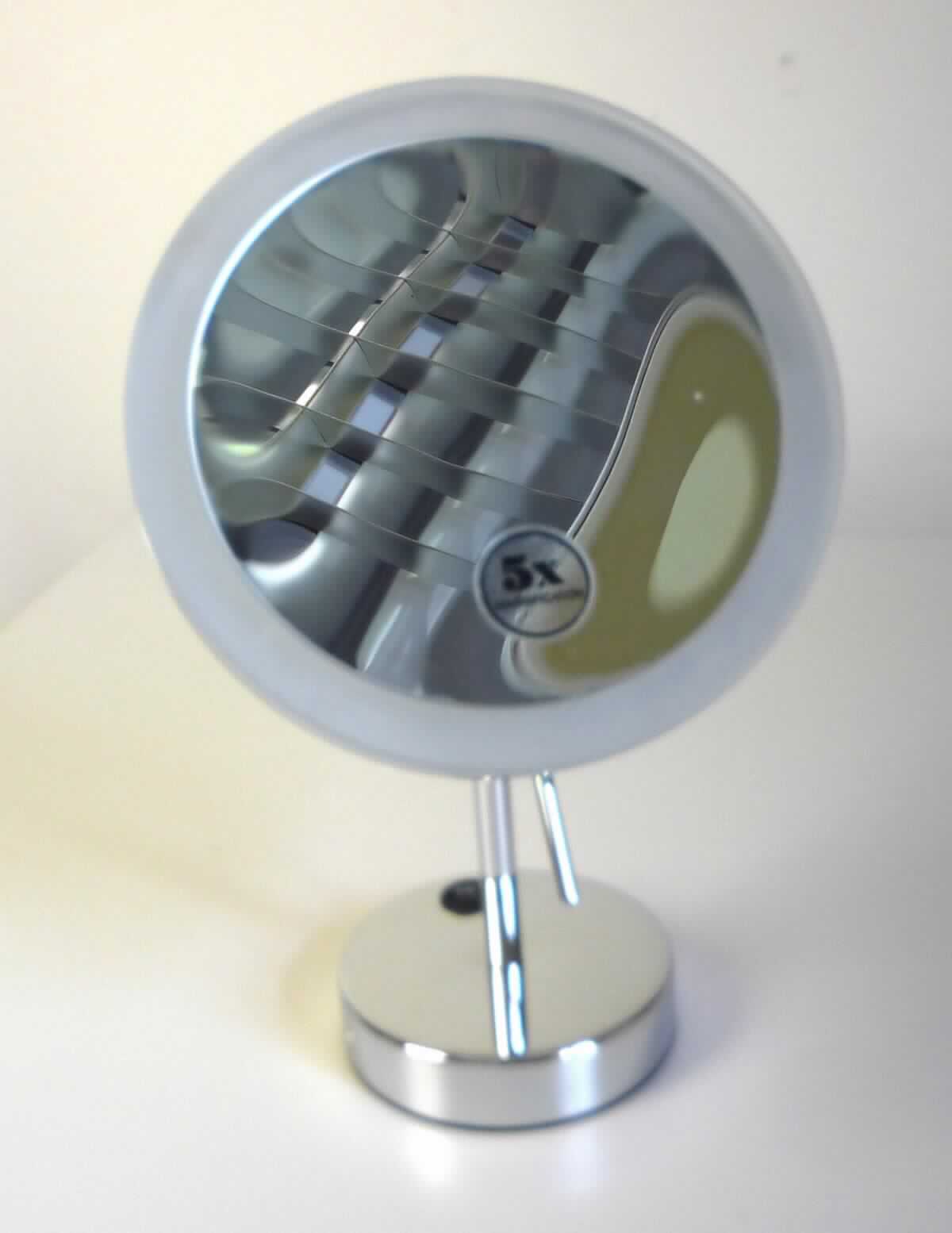 Spiegel aus Glas, sog. LED Stand-Kosmetikspiegel, rund, EAN: 2077821395064, Abbildung siehe Anlage, 
- zusammengesetzte Ware, bestehend aus: 
- - einem runden, gerahmten Spiegel aus Glas, mit 5-facher Vergrößerung, 
- - - mit einem umlaufenden, auf der Oberfläche ca. 1,8 cm breiten Rahmen aus milchigen Kunststoffen (für 
      die Beleuchtung), 
- - - mit einem Durchmesser von ca. 16,8 cm, 
- - mit einer, in einem rückseitigen verchromten Metallgehäuse integrierten, batteriebetriebenen LED-Beleuchtung 
    (Wechselbeleuchtung - warm und kalt weiß -; die Beleuchtung besitzt lediglich eine Hilfsfunktion für eine bessere 
    Wiedergabe der Spiegelbilder), 
- - mit einem Stab (oben mit Kugelgelenk) und einem Standfuß aus unedlem Metall (verchromt), 
- mit einer Gesamthöhe von ca. 32 cm, 
- der Spiegel aus Glas verleihen der Ware aufgrund ihrer Bedeutung in Bezug auf die Verwendung den
  wesentlichen Charakter.

"Spiegel aus Glas, gerahmt, kein Rückspiegel für Fahrzeuge"