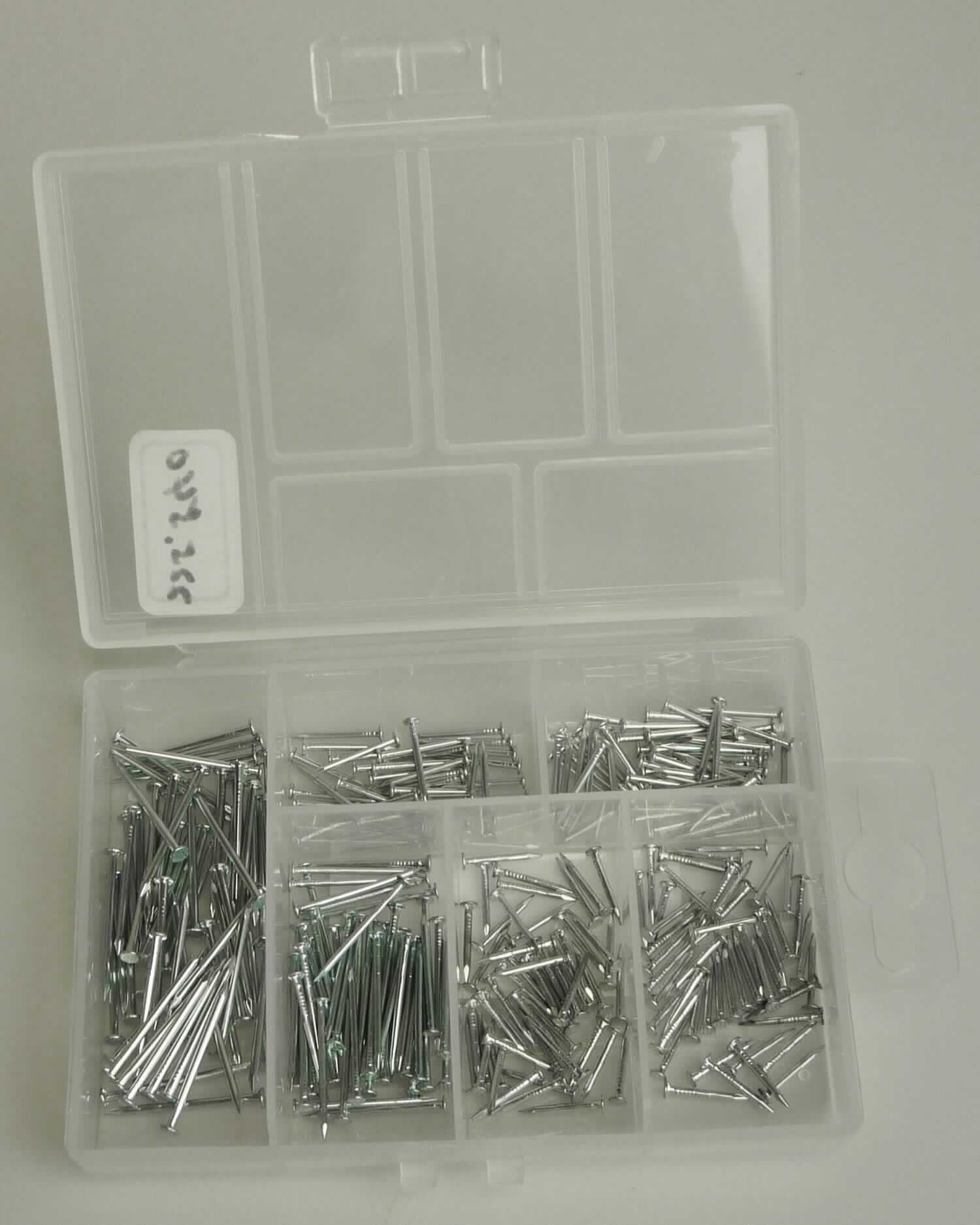 Es handelt sich um ein Nagelsortiment (300-teilig) aus Stahldraht gefertigte Sets, bestehend aus 
- 100 Nägeln mit einem Durchmesser von 1,2 mm und einer Länge von 12 mm
- 90 Nägeln mit einem Durchmesser von 1,2 mm und einer Länge von 16 mm
- 50 Nägeln mit einem Durchmesser von 1,2 mm und einer Länge von 22 mm
- 60 Nägeln mit einem Durchmesser von 1,5 mm und einer Länge von 25 mm.
Die Nägel sind im oberen Bereich des Schafts mit Rillen versehen.
Die Erzeugnisse sind in einer sechsfach unterteilten Kunststoffbox mit Eurolochung verpackt.
-Antragstellerangaben-

Abbildung siehe Anlage.

Derartige Erzeugnisse gehören als "andere Nägel aus Stahldraht" zum TARIC-Code 7317 0060 00.