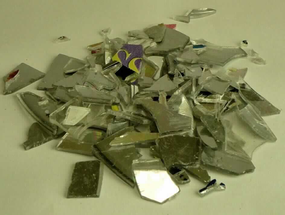 Angaben des Antragstellers:
CD Bruch. Der Bruch besteht aus zerkleinerten Musik CDs.

Untersuchungsergebnisse an einem Warenmuster:
Unregelmäßige, flache Bruchstücke aus Kunststoff (Polycarbonat) in verschiedenen Größen, zum Teil transparent, zum Teil mit einer einseitigen, sehr dünnen silberfarbenen Schicht oder mit einer einseitigen, sehr dünnen, silberfarbenen Schicht, die auf der anderen Seite bunt bedruckt ist.

Befund:
Es liegt ein Kunststoffabfall im Sinne der Position 3915 vor.
Eine Einreihung als Kunststoff in Primärform kommt aufgrund der Größe der Bruchstücke nicht in Betracht.
