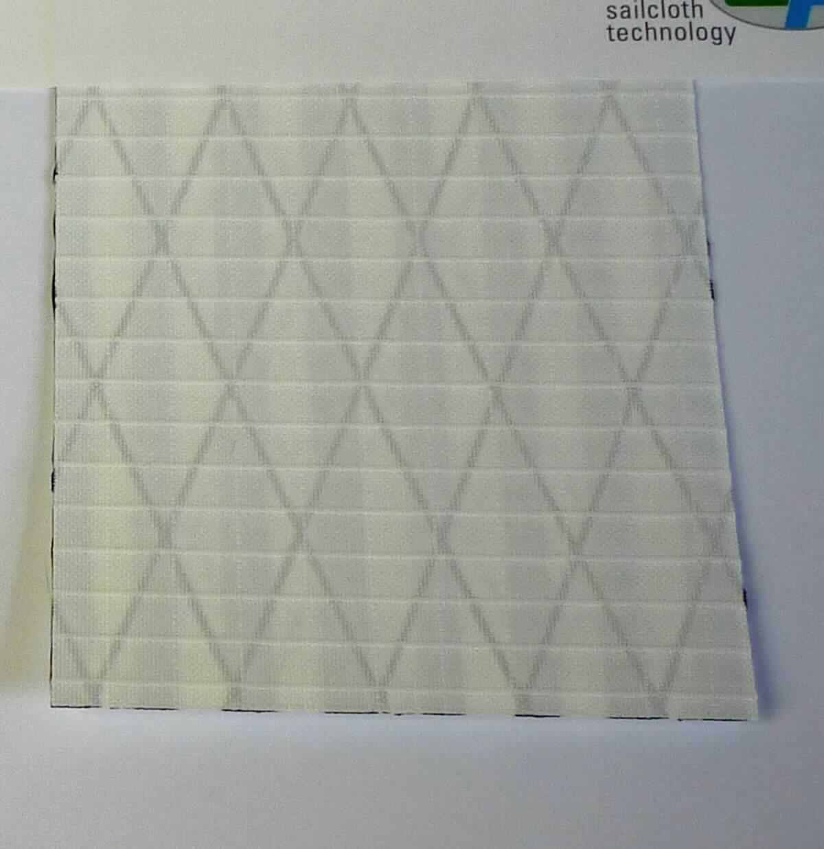 Gewebe mit Kunststofflage, sog. Material für Yachtsegel, Foto siehe Anlage,
- laut Antrag:
-- als Meterware, mit einer Breite von mehr als 30 cm,
-- aus sieben mit ihrer ganzen Fläche aufeinander liegenden und so miteinander verbundenen Lagen, mit 
--- zwei Außenlagen aus gebleichten Geweben aus synthetischen Filamenten (Polyester), 
--- zwei Mittellagen aus einem undichten, diagonalen Gelege (= Gewebe im Sinne des Kapitels 59) aus Garnen 
    aus synthetischen Filamenten (Aramid, Technora), 
--- zwei Zwischenlagen aus einer Folie aus Kunststoff (Polyester) und 
--- einer Innenlage aus schwarzen, parallelgelegten Garnen aus Kohlenstofffasern,
-- dient der Herstellung von Yachtsegeln,
- von Hand bei einer Temperatur zwischen 15 und 30 °C auf einen Dorn von 7 mm Durchmesser aufrollbar, 
  ohne rissig zu werden,
- insbesondere im Hinblick auf die Verwendung bestimmend die Lagen aus Spinnstoffen gegenüber der Lage
  aus Kohlenstofffasern den Charakter der Ware, damit keine Ware der Position 6815.

"Gewebe, mit einer Lage aus Kunststoff (Polyester) versehen, anderes als solches der Position 5902, mit 
 Schauseite aus Spinnstoffen"
