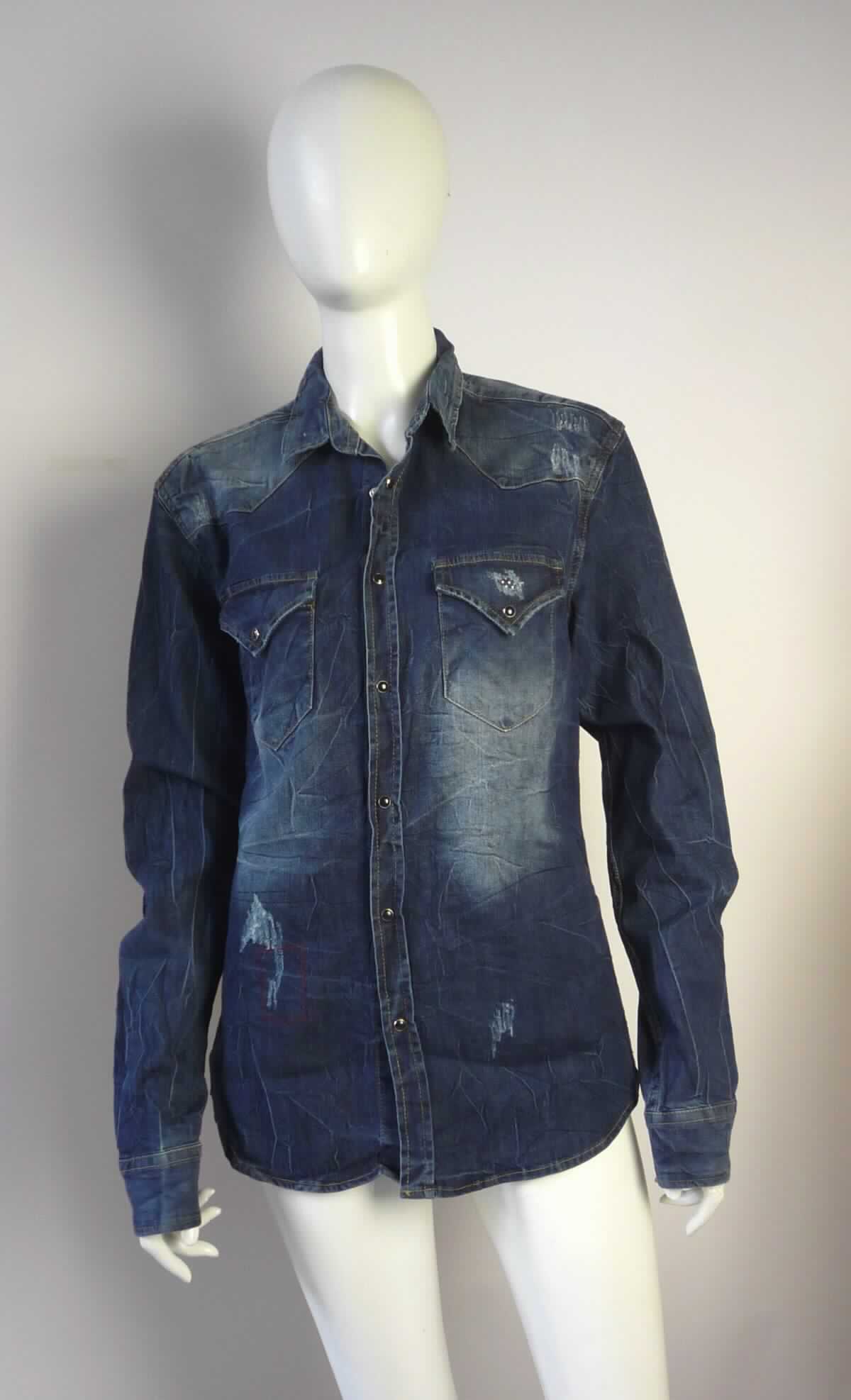 Hemd, sog. Herren Hemd Denim, Größe M, Foto siehe Anlage,
- aus ca. 0,7 mm dicken, buntgewebten Geweben aus laut Antrag 98 % Baumwolle und 2 % Elasthan (synthetische 
  Chemiefasern),
- über den Schritt reichend (Rückenlänge: ca. 74 cm),
- mit einem Umlegekragen,
- im Rücken mit Schultersattel,
- vorn mit einer durchgehenden Öffnung mit Druckknopfverschluss von links über rechts (Männerkleidung),
- mit langen Ärmeln mit manschettenartigen Abschlüssen,
- mit zwei aufgesetzten Brusttaschen mit Patte und Druckknopfverschluss,
- am unteren, abgerundeten Rand durch Umschlagen und Festnähen gesäumt.

"Hemd, aus Geweben, für Männer, aus Baumwolle, nicht nach dem Batik-Verfahren handbedruckt"