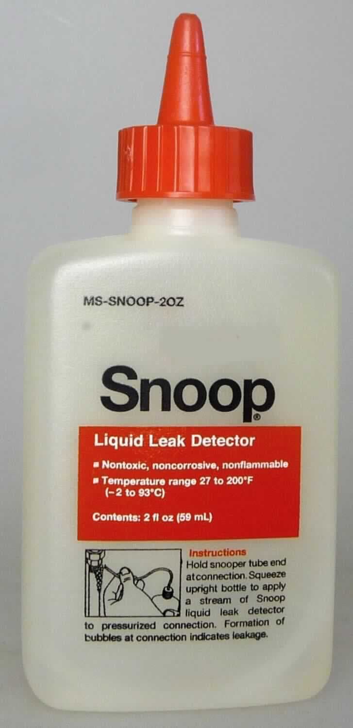 Angaben: 
Lecksuchflüssigkeit Snoop; bestehend aus Wasser und einem Tensid; zum Aufspüren von kleinsten Leckagen (z.B. Gasleckagen in schwer zugänglichen Bereichen); in unterschiedlichen Gebindegrößen erhältlich.

Warenbeschaffenheit:
Klare, farblose, schäumende Flüssigkeit. 
Die Ware stellt bei 20°C mit Wasser eine klare, schäumende, farblose Flüssigkeit dar und setzt die Oberflächenspannung des Wassers auf weniger als 4,5 x 10-2 N/m (45 dyn/cm) herab. 
Prüfung auf anionische Tenside: positiv

Befund: 
organischer grenzflächenaktiver Stoff, anionisch wirkend