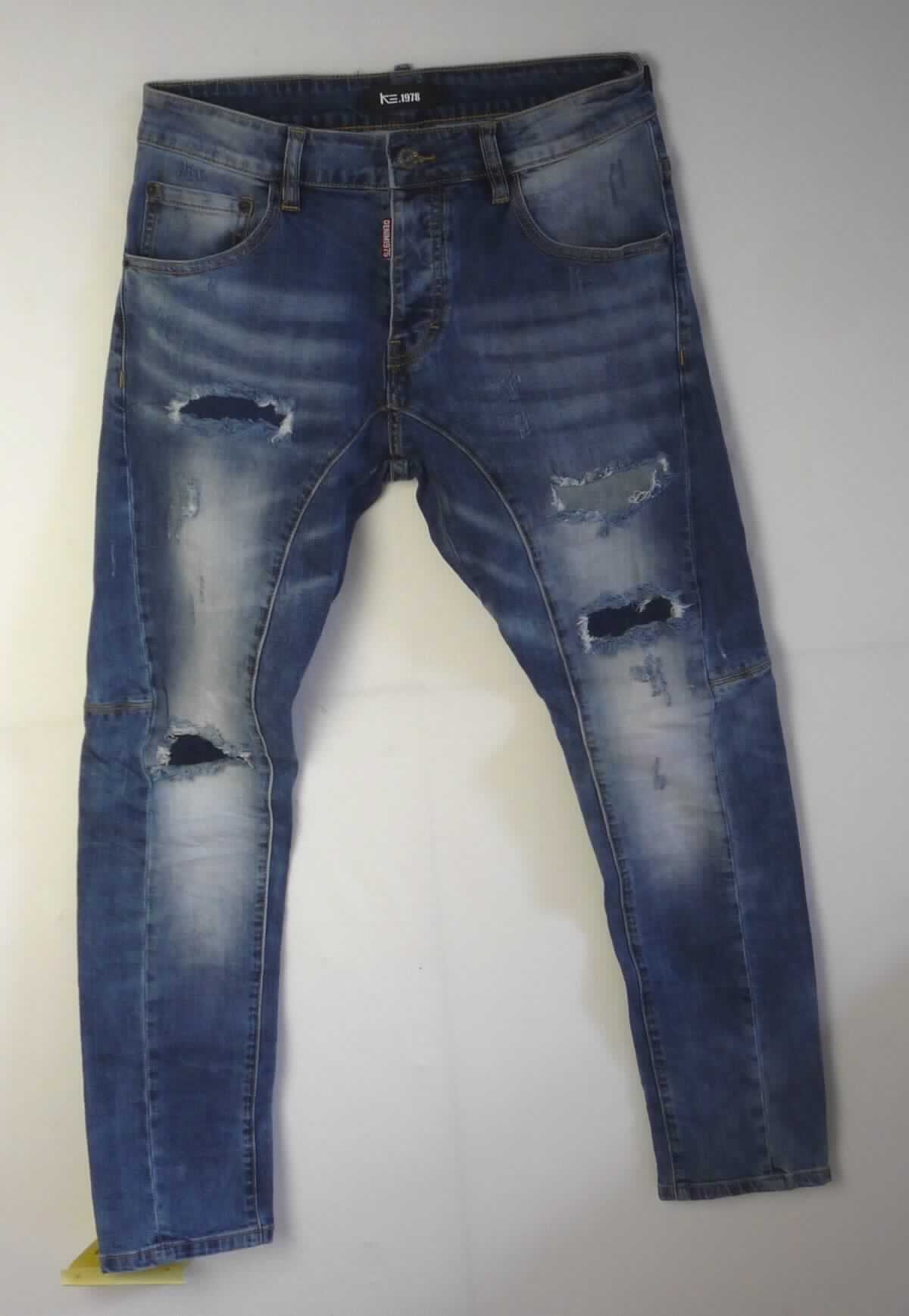 Lange Hose, Größe 30/44, Foto siehe Anlage,
- aus ca. 1 mm dicken, buntgewebten, köperbindigen Denimgeweben aus laut Antrag 98 % Baumwolle und 2 % 
  Elasthan (synthetische Chemiefasern),
- in der Taille abschließend, mit einem ca. 4 cm breiten, angesetzten Bund mit Gürtelschlaufen,
- vorn mit einer Öffnung mit Knopfverschluss und Patte von links über rechts (Männerkleidung), die im Taillenbund 
  mit einem Knopf geschlossen wird,
- vorn mit zwei eingesetzten, offenen Taschen und einer aufgesetzten, kleinen Tasche sowie mit zwei 
  aufgesetzten, offenen Gesäßtaschen,
- vorn mit Löchern und von innen aufgeklebten Flicken aus Geweben versehen,
- mit knöchellangen Hosenbeinen; an den Beinabschlüssen durch Umschlagen und Festnähen gesäumt,
- keine Arbeits- und Berufskleidung.

"Lange Hose, aus Geweben, für Männer, aus Baumwolle, keine Arbeits- und Berufskleidung, aus Denim"