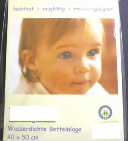 Textillaminat (lt. Antrag: "Betteinlage mit Nässesperrschutz", siehe Foto)
- in rechteckiger Form zugeschnitten (nicht konfektioniert),
- (lt. Antrag) mit den Abmessungen (flachliegend) von ca. 40 x 50 cm,
- aus drei mit ihrer ganzen Fläche aufeinanderliegenden und so miteinander durch 
  Kleben verbundenen Lagen:
- Oberlage: aus einem gebleichten, leinwandbindigen Gewebe aus Baumwolle, 
  mit einem Quadratmetergewicht von ca. 150 g,
- Zwischenlage: aus einer dünnen, klarsichtigen Kunststofffolie aus (lt. Antrag) Polyurethan,
  im Querschnitt mit dem bloßen Auge nicht wahrnehmbar,
- Unterlage: aus einem gebleichten, leinwandbindigen Gewebe aus Baumwolle, 
  mit einem Quadratmetergewicht  von ca. 150 g,
- insbesondere nach Umfang (Dicke und Gewicht) bestimmen die Spinnstofflagen den 
  Charakter der Ware