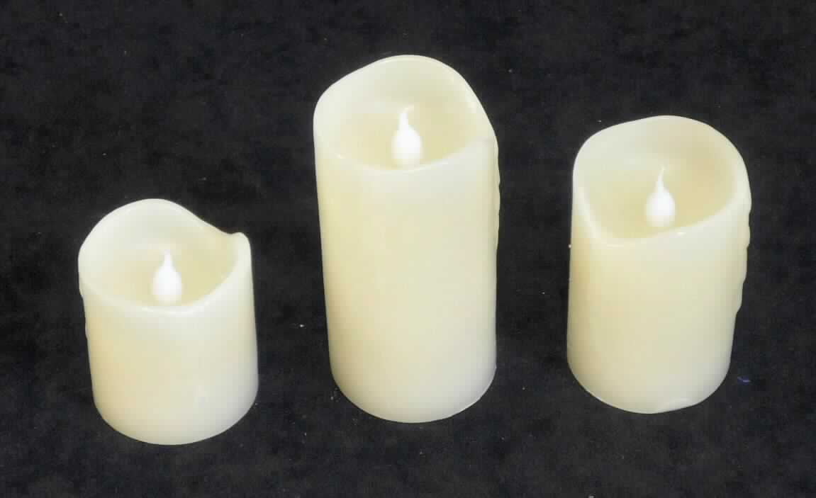 Sog. LED Kerze (Artikel 8662500, siehe Foto), in drei Größen, besteht als zusammengesetzte Ware im Wesentlichen aus:
- einem zylindrischen, weißen Wachskörper (Durchmesser ca. 5 cm, Höhe ca. 5,5 und 7,5 und 10 cm) und
- einem Beleuchtungskörper, aus einer im oberen Drittel unter einer Flammenimitation eingesetzten 
  Leuchtdiode, die über eine Batterie, die im Boden des Wachskörpers in einem Fach mit Ein-/Ausschalter 
  eingesetzt ist, mit Strom versorgt wird.
Merkmale von Handfertigung sind nicht zu erkennen.
Zusammengesetzt stellt die Ware einen Ziergegenstand dar, dessen dekorative Wirkung durch das Licht der Leuchtdiode, welches das obere Drittel des Wachskörpers von innen erhellt, erhöht wird.
Der Wachskörper ist hinsichtlich des Umfangs und der Bedeutung für die Verwendung charakterbestimmend.

Die beschriebene Ware ist als "geformte Ware aus Wachs, anderweit weder genannt noch inbegriffen, nicht handgearbeitet" einzureihen.