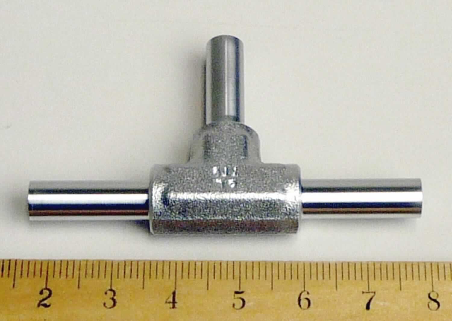 Rohrverbindungsstück aus Stahl

Bei der Ware handelt es sich um ein T-förmiges Hohlerzeugnis, nach den Angaben aus einem nicht rostendem Stahl mit der Werkstoffbezeichnung 316L. Das Erzeugnis weist an allen drei Enden einen gefasten Anschluss zum Anschweißen eines Rohres auf. Das Erzeugnis dient zum Verbinden von Rohren. 

Die Ware ist als anderes Rohrverbindungsstück aus nicht rostendem Stahl, zum Stumpfschweißen, in die Codenummer 7307 2390 90 0 des Zolltarifs einzureihen.