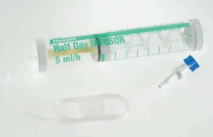 Mechanische Infusionspumpe, sog. Elastomerpumpe, Modell Spiralschlauch-INfusor Half Day, im Wesentlichen bestehend aus einem zylinderförmigen Vorratsbehälter aus klarsichtigem Kunststoff mit Deckkappe, farblich codierter Aufschrift und einem integrierten Spiralschlauch, Arzneimittelfüllstutzen mit integriertem Rückschlagventil, integriertem Partikelfilter sowie einem knicksicheren Schlauch, mit einer Infusionszeit von 12 Stunden, nominale Flussrate 5 ml/h. Ein Elastomerballon dient als Medikamentenreservoir für ein flüssiges Arzneimittel. Das Ballonreservoir beträgt 65 ml.
Äußere Form: siehe Abbildung in Anlage.
Der Vorratsbehälter wird über den Füllport mit einem Arzneimittel befüllt und über den Schlauch an den Patienten angeschlossen. Mittels Unterdruck wird das Arzneimittel durch eine Präzisionskapillare am Ende des Schlauches, welche die Flussrate steuert, kontinuierlich in den Körper infundiert. 
Aufgrund der geringen Infusionszeit liegt keine Ware der Position 9021 vor.

Die Ware, welche in einer Kunststofftüte steril verpackt ist, wird als "medizinisches Gerät in Form eines Infusionsgerätes" eingereiht.