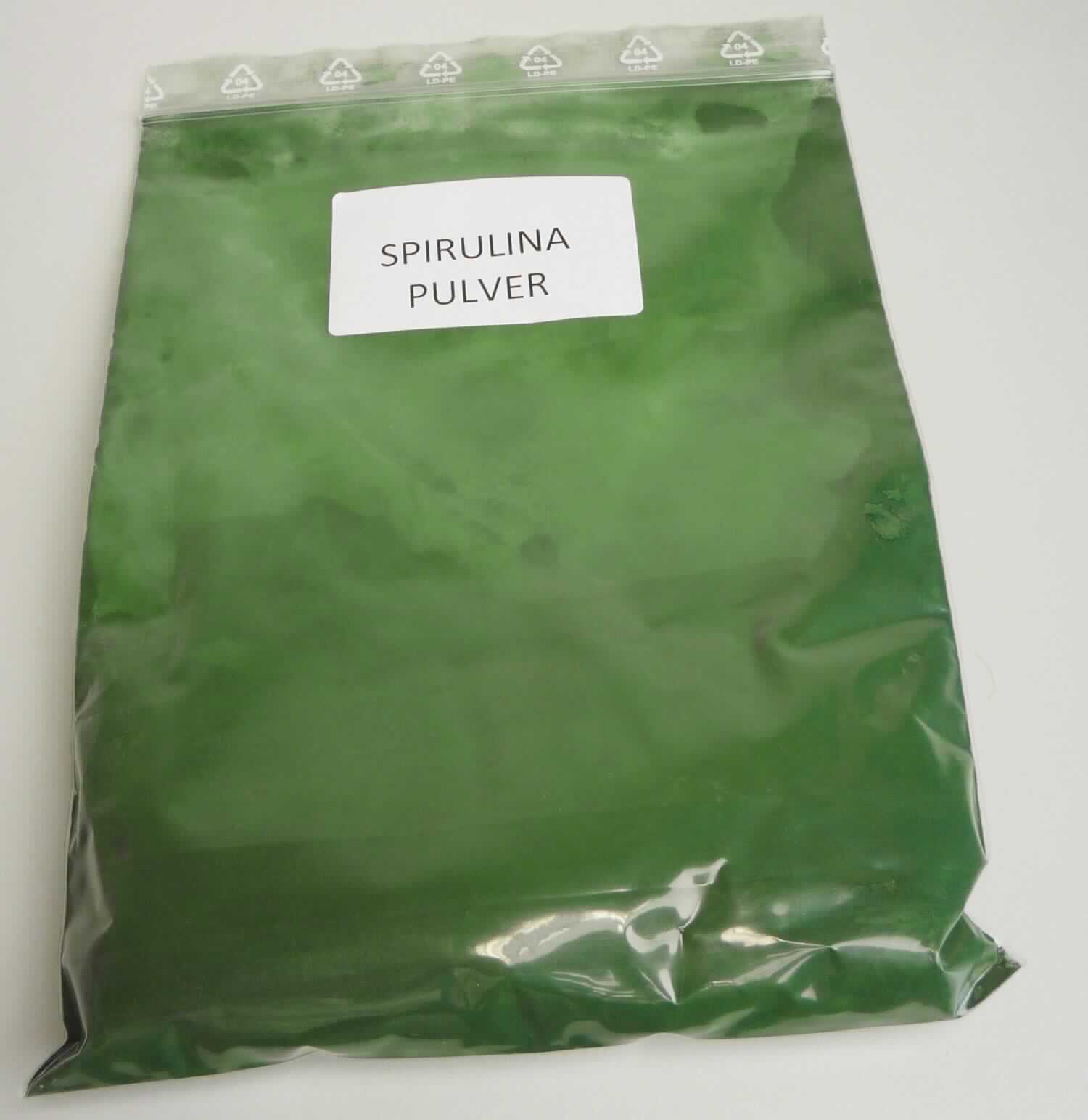 Getrocknetes Spirulinapulver

Antragsangaben: 
Zusammensetzung der Ware: Grün Alge SPIRULINA reines Naturprodukt, ohne künstliche Zusätze. 
Herstellungsverfahren: Spirulina wird in Aquakulturen bei einer Wassertemperatur von bis zu 35 Grad Celsius 
produziert. Zur Ernte pumpt man die Kultur durch einen Filter oder eine Durchlaufzentrifuge und trocknet an-
schließend die so gewonnene Biomasse mit Heißluft. Die getrocknete Biomasse wird zum Vertrieb meist zu 
Tabletten gepresst, in Kapseln eingeschlossen oder pulverisiert. 
Verwendungszweck: Nahrungsergänzungsmittel für Garnelen, Krebse, Schnecken und für alle Zierfischarten, 
vor allem Tropheusarten, L-Welse und Discus. 
Die Ware wird unter der Bezeichnung "Spirulina Pulver 100%" in 25 kg-Fässern gehandelt.

Beschaffenheit des vorgelegten Warenmusters:
Feines, dunkelgrünes Pulver mit arteigenem, algenartigem Geruch, lose abgefüllt in als Warenmuster etikettiertem 
Plastikbeutel, Etikettaufdruck "SPIRULINAPULVER". Aufgrund der Herstellungsweise kann von nicht lebenden Mikrooganismen ausgegangen werden.

Einzeller-Mikroorganismen (Cyanobakterien), nicht lebend, andere als Hefen