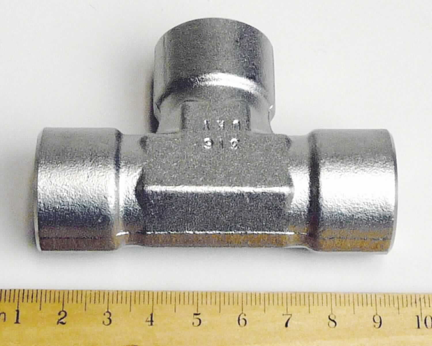 Rohrverbindungsstück aus Stahl

Bei der Ware handelt es sich um ein T-förmiges Hohlerzeugnis, nach den Angaben aus einem nicht rostenden Stahl mit der Werkstoffbezeichnung 316L. Das Erzeugnis weist an allen drei Enden einen gefasten Anschluss zum Anschweißen eines Rohres auf. Das Erzeugnis dient zum Verbinden von Rohren. 

Die Ware ist als anderes Rohrverbindungsstück aus nicht rostendem Stahl, zum Stumpfschweißen, in die Codenummer 7307 2390 90 0 des Zolltarifs einzureihen.