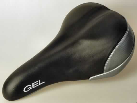Teil für Fahrrad, sog. Gel-Sattel, Art-Nr. 47.053, Foto siehe Anlage,
- gepolsterter Sattel mit zwei sog. Druckfedern und einer Befestigungsvorrichtung aus Metall,
- mit verstellbarem Sattelkolben,
- mit einer anatomisch geformten Sitzfläche, die mit einer Gel-Füllung versehen ist,
- erkennbares Teil zur ausschließlichen Verwendung an Fahrrädern.

"Teil für Fahrräder der Position 8712 (Sattel)"