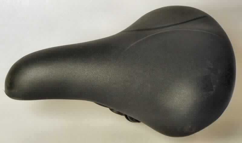 Teil für Fahrrad, sog. Touren-Sattel, Art-Nr. 47.042, Foto siehe Anlage,
- gepolsterter Sattel mit eingebauter Federung und Befestigungsvorrichtung aus Metall,
- mit verstellbarem Sattelkolben,
- mit einer anatomisch geformten Sitzfläche, die mit einer Schaumstoff-Füllung versehen ist,
- erkennbares Teil zur ausschließlichen Verwendung an Fahrrädern.

"Teil für Fahrräder der Position 8712 (Sattel)"