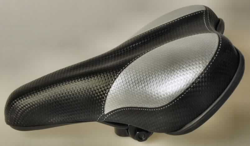 Teil für Fahrrad, sog. Sportsattel, Art-Nr. 47.041, Foto siehe Anlage,
- gepolsterter Sattel mit einer Befestigungsvorrichtung aus Metall,
- mit verstellbarem Sattelkolben,
- mit einer anatomisch geformten Sitzfläche, die mit einer Schaumstoff-Füllung versehen ist,
- erkennbares Teil zur ausschließlichen Verwendung an Fahrrädern.

"Teil für Fahrräder der Position 8712 (Sattel)"