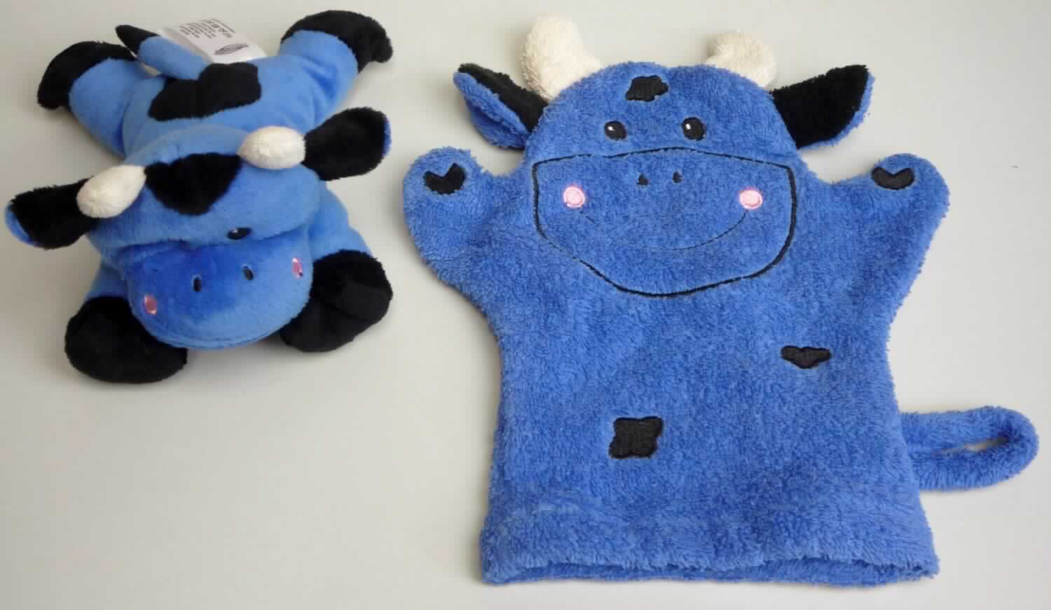 Wäsche zur Körperpflege in Form eines Waschhandschuhs, sog. "2er Pack, bestehend aus Kinder Badewannentier, gefüllt (hier: Design Kuh, blau) und Kinder-Waschhandschuh in Tierform (hier: Design Kuh, blau)"
- in Form einer stilisierten, blauen Kuh in den Abmessungen von ca. 28 x 24 cm
- aus hellblauen, weißen und schwarzen, ca. 1,9 mm dicken Schlingengewirken in Art der Frotteegewebe
  aus 100 % Baumwolle - lt. Textilkennzeichnung - gefertigt
- mit einem aufgestickten Gesicht und angenähten Ohren, Hörnern sowie einem textilen Aufhänger
- durch Zusammennähen konfektioniert
- wird üblicherweise gewaschen
- zusammen mit einem Plüschtier in Form einer blauen Kuh in einem Klarsichtbeutel mit Pappeinlage für den 
  Einzelverkauf aufgemacht.

Da weder Waschhandschuh noch Plüschtier der Befriedigung eines speziellen Bedarfs noch der Ausübung einer bestimmten Tätigkeit dienen, kommt eine Einreihung als Warenzusammenstellung nicht in Betracht. Beide Bestandteile sind somit getrennt einzureihen.

Die Ware ist als "Wäsche zur Körperpflege, aus Spinnstoffen, aus Frottierware aus Baumwolle, aus Geweben" einzureihen.