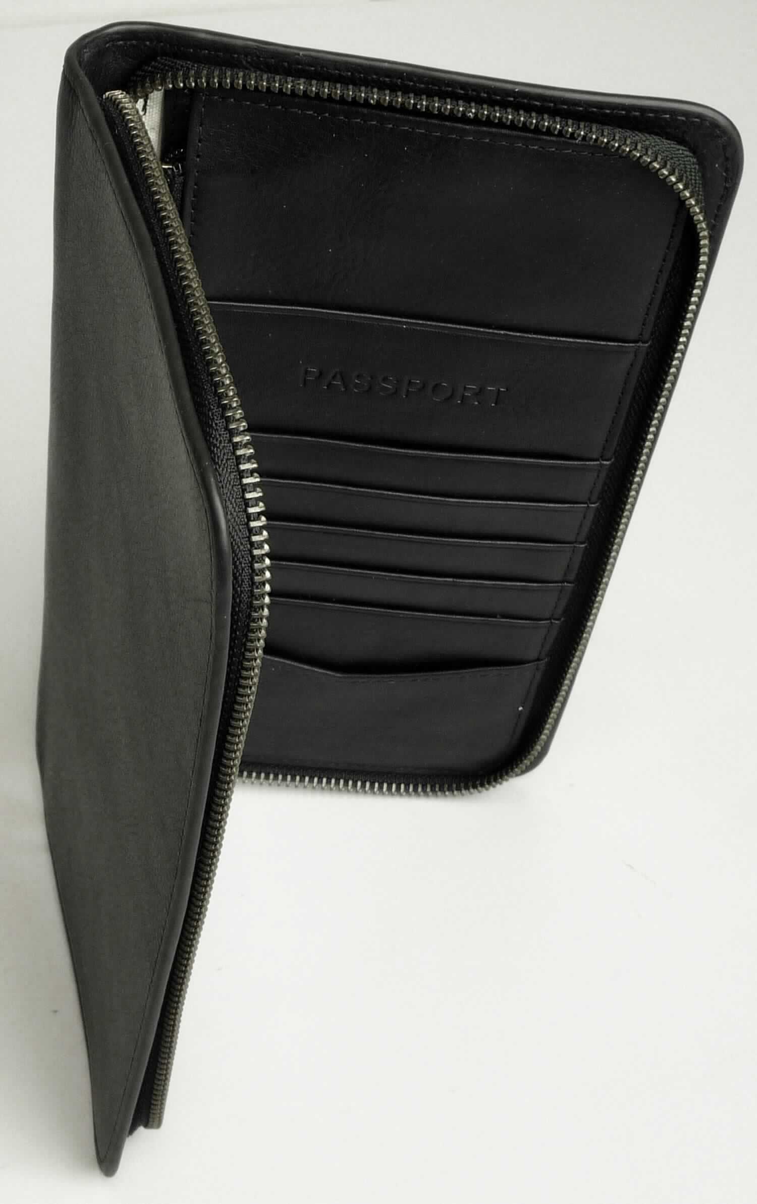 Brieftasche, sog. Multizip Passport Black, Foto siehe Anlage,
- mit einer Außenseite aus Leder (laut Antrag),
- mit einem an drei Seiten umlaufenden Reißverschluss zu öffnen,
- innen mit diversen Einsteckmöglichkeiten in unterschiedlichen Formaten, einem Fach mit Reißverschluss und 
  einer mittig aufgenähten Stiftschlaufe ausgestattet,
- zur Aufnahme von Ausweisen, Kreditkarten usw. vorgesehen,
- mit einer Größe von ca. 24,5 cm x 13,5 cm x 2 cm,
- ohne Hinweise auf Handarbeit.

"Brieftasche, Taschen- oder Handtaschenartikel, mit Außenseite aus Leder, nicht handgearbeitet"