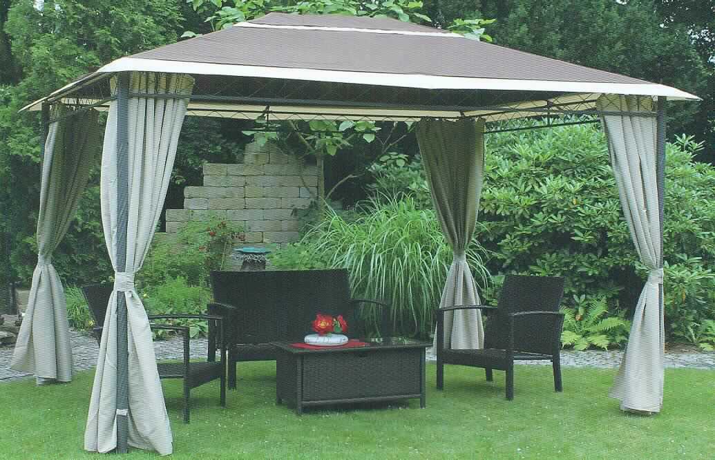 Zelt, sog. Antik Pavillon, Foto siehe Anlage,
- anhand eines Fotos und eines Gewebeabschnitts veranschaulicht,
- als Gartenpavillon gearbeitet; noch nicht zusammengesetzt eingehend,
- laut Antrag:
-- mit einer Grundfläche von 3,9 m x 3 m und einer Höhe von 2,72 m,
-- mit einer Grundkonstruktion aus Stahl,
-- mit einer Dachbespannung und Seitenteilen aus ca. 0,3 mm dicken, einfarbigen Geweben aus
   100 % Polyester (synthetische Chemiefasern); die Seitenteile sind mittels Reißverschluss zu schließen,
-- bildet in zugezogenem Zustand einen geschlossenen Raum, erfüllt somit die Begriffsbestimmung für ein Zelt, 
- durch Zusammenfügen konfektioniert,
- im Hinblick auf die Verwendung als Zelt bestimmen die Materialien der Dachbespannung und der Seitenteile 
  (Gewebe) den Charakter der Ware.

"Zelt, aus Spinnstoffen, aus synthetischen Chemiefasern"