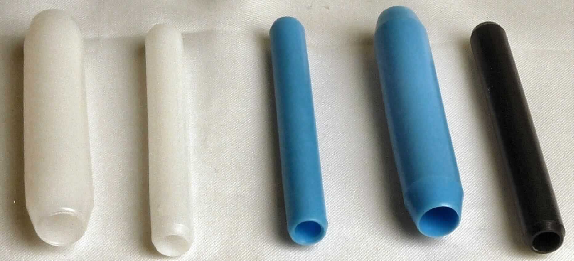 Angaben des Antragstellers:
Kunststoffverbinder zur Transportsicherung aus HDPE (High-Densitiy-Polyethylen)

Untersuchungsergebnisse an verschiedenen Warenmustern:
Rohrhülsen mit den Durchmessern von 9 mm bzw. 14 mm. Die Rohrhülsen sind ca. 7,2 cm lang und an den Enden abgestumpft. Die Rohrhülsen sind starr und nur wenig biegsam.

Befund:
Es liegt ein nicht biegsames Kunststoffrohr im Sinne der Position 3917 vor.