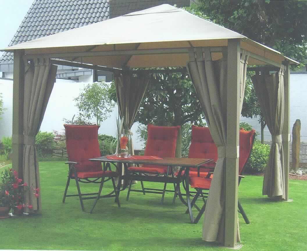 Zelt, sog. Pavillon Nomado, Foto siehe Anlage,
- anhand eines Fotos und eines Gewebeabschnitts veranschaulicht,
- als Gartenpavillon gearbeitet; noch nicht zusammengesetzt eingehend,
- laut Antrag:
-- mit einer quadratischen Grundfläche von 3 m x 3 m und einer Höhe von 2,8 m,
-- mit einer Grundkonstruktion aus Aluminium und Stahl,
-- mit einer Dachbespannung und Seitenteilen aus ca. 0,3 mm dicken, einfarbigen Geweben aus
   100 % Polyester (synthetische Chemiefasern),
-- bildet in zugezogenem Zustand einen geschlossenen Raum, erfüllt somit die Begriffsbestimmung für ein Zelt, 
- durch Zusammenfügen konfektioniert,
- im Hinblick auf die Verwendung als Zelt bestimmen die Materialien der Dachbespannung und der Seitenteile 
  (Gewebe) den Charakter der Ware.

"Zelt, aus Spinnstoffen, aus synthetischen Chemiefasern"