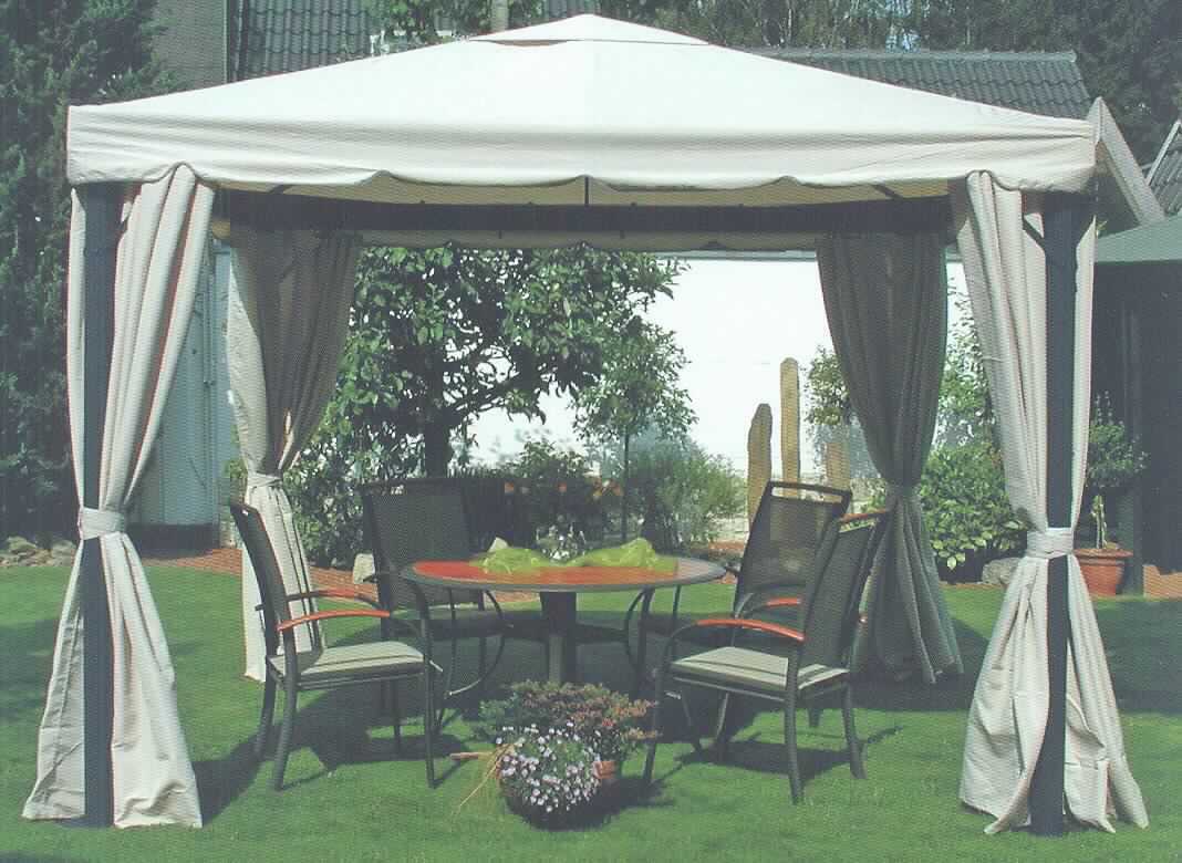Zelt, sog. Pavillon Sahara, Foto siehe Anlage,
- anhand eines Fotos und eines Gewebeabschnitts veranschaulicht,
- als Gartenpavillon gearbeitet; noch nicht zusammengesetzt eingehend,
- laut Antrag:
-- mit einer Grundfläche von 3 m x 3 m bzw. 4 m x 3 m und einer Höhe von 2,7 m,
-- mit einer Grundkonstruktion aus Aluminium und Stahl,
-- mit einer Dachbespannung und Seitenteilen aus ca. 0,3 mm dicken, einfarbigen Geweben aus
   100 % Polyester (synthetische Chemiefasern),
-- bildet in zugezogenem Zustand einen geschlossenen Raum, erfüllt somit die Begriffsbestimmung für ein Zelt, 
- durch Zusammenfügen konfektioniert,
- im Hinblick auf die Verwendung als Zelt bestimmen die Materialien der Dachbespannung und der Seitenteile 
  (Gewebe) den Charakter der Ware.

"Zelt, aus Spinnstoffen, aus synthetischen Chemiefasern"