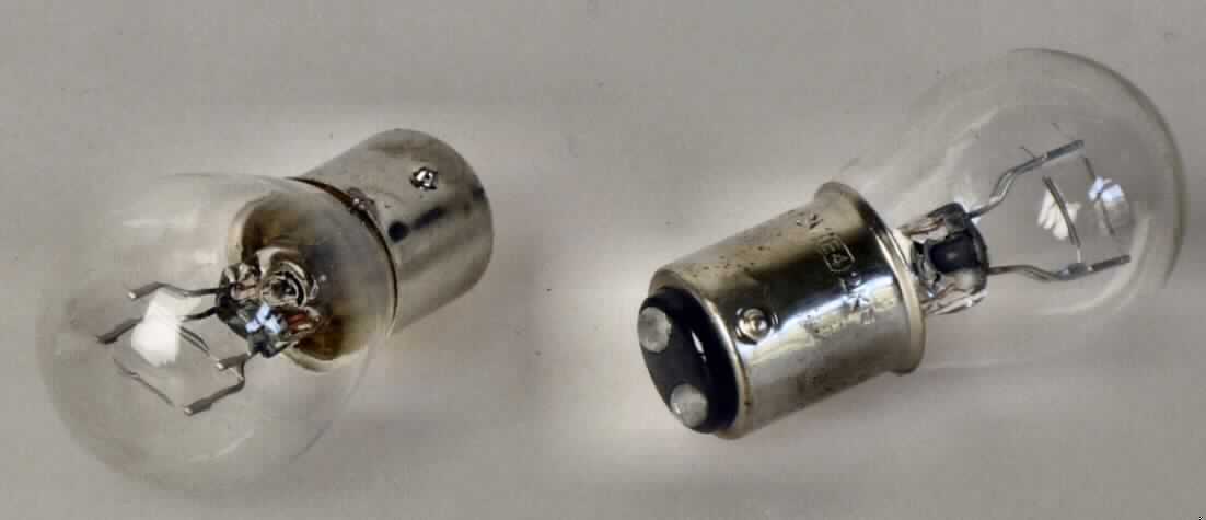 Glühlampe im Doppelpack
- Zweifaden-Glühlampe mit Glaskolben und Bajonettsockel (BAY 15D),
- für eine Spannung von 12 Volt, mit einer Leistung von 5 Watt,
- zur Verwendung als Ersatzglühlampe für die Auto-/ Motorradbeleuchtung,
- zwei Stück gemeinsam mit einer Pappkarte (Produktbeschreibung) in einer
  Blisterverpackung.
(Abbildung siehe Anlage)

"Elektrische Glühlampe, keine Ware der KN-Unterposition 8539 10, andere als 
 Wolfram-Halogen-Glühlampen und Lampen mit einer Leistung von mehr als 100 V, von der für Krafträder und andere Kraftfahrzeuge verwendeten Art; sog. Zweifaden -Glühlampe"
