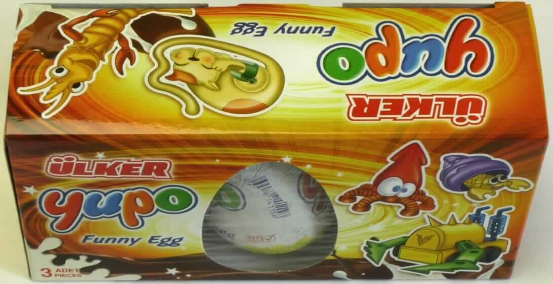 Angaben des Antragstellers:
Zusammensetzung: 44,100 % Zucker; 23,247 % Kakaobutter; 8,400 % Kakaomasse; 6,250 % Molkenpulver; 17,500 % Milchpulver; 0,450 % Emulgator Sojalecithin; 0,0001 % Vitamine; 0,053 % Aroma (Vanillin).
Handelsübliche Maßeinheit: Siehe Warenprobe.

Feststellungen anhand einer Warenprobe:
Verpackung: Bunt bedruckte Pappfaltschachtel (Abmessungen: circa 14 cm x 7 cm x 4,5 cm) mit Sichtfenster. 
Kennzeichnung (Auszug): "ÜLKER yupo Funny Egg 3 ADET PIECES" 
Warenbeschaffenheit: 3 eiförmige Schokoladeerzeugnisse aus Milchschokolade (Höhe circa 6,5; Durchmesser circa 4 cm), mit einer roten Kunststoffkapsel, die selbst ein Spielzeug enthält; Geruch: nach Schokolade; Geschmack: süß nach Schokolade; einzeln in Aluminiumfolie mit der Kennzeichnung (Auszug): "ÜLKER yupo Funny Egg" verpackt. 

Befund:
Die Einreihung erfolgt auf der Grundlage der Antragsangaben. Nach den Angaben des Antragstellers liegt ein nicht gefülltes Schokoladeerzeugnis (Überraschungsartikel/Überraschungsei) vor.

Schokolade und andere kakaohaltige Lebensmittelzubereitungen: andere als Kakaopulver mit Zusatz von Zucker oder anderen Süßmitteln oder andere Zubereitungen in Blöcken, Stangen oder Riegeln mit einem Gewicht von mehr als 2 kg oder flüssig, pastenförmig, als Pulver, Granulat oder in ähnlicher Form, in Behältnissen oder unmittelbaren Umschließungen mit einem Inhalt von mehr als 2 kg oder andere, in Form von Tafeln, Stangen oder Riegeln: Schokolade und Schokoladeerzeugnisse: andere als Pralinen, auch gefüllt: nicht gefüllt.