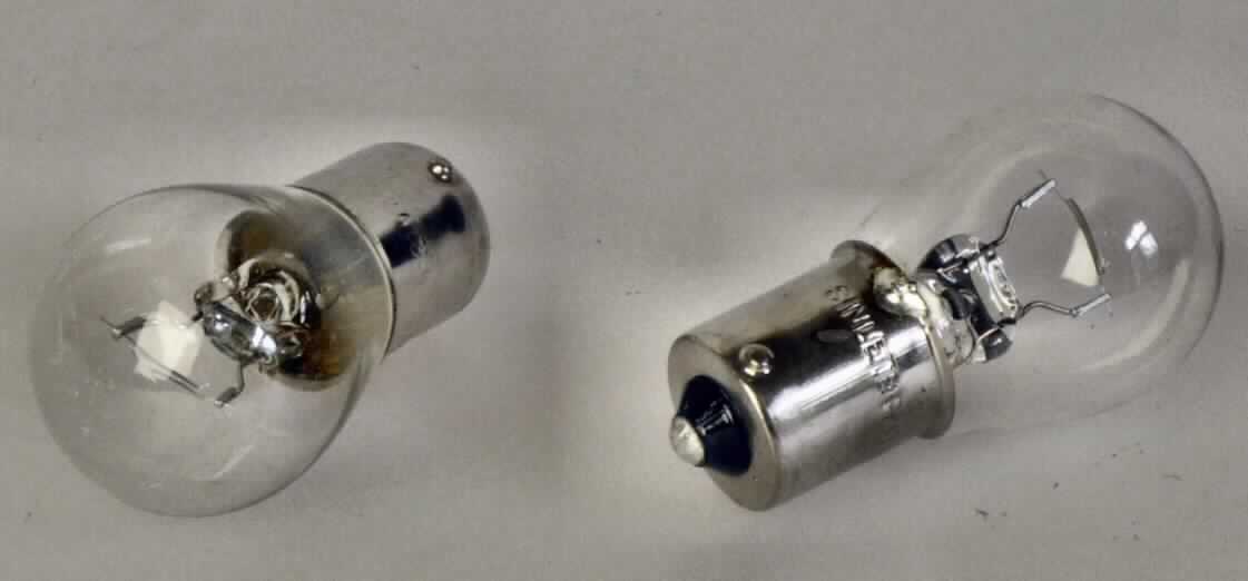 Glühlampe im Doppelpack
- Zweifaden-Glühlampe mit Glaskolben und Bajonettsockel (BA 15 S),
- für eine Spannung von 12 Volt, mit einer Leistung von 21 Watt,
- zur Verwendung als Leuchtmittel im Rückscheinwerfer, Brems- oder Blinklicht,
- zwei Stück gemeinsam mit einer Pappkarte (Produktbeschreibung) in einer
  Blisterverpackung.
(Abbildung siehe Anlage)

"Elektrische Glühlampe, keine Ware der KN-Unterposition 8539 10, andere als 
 Wolfram-Halogen-Glühlampen, mit einer Leistung von weniger als 100 V, von der für 
 Krafträder und andere Kraftfahrzeuge verwendeten Art; Glühlampe"
