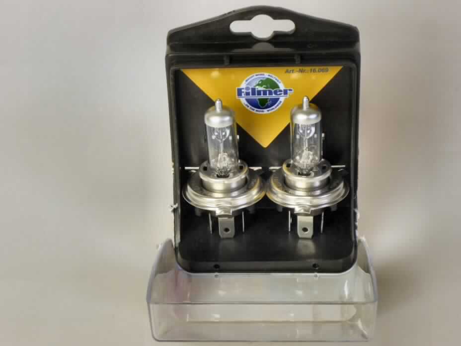 Halogenlampe
- aus einem mit Halogen gefüllten Glaskolben mit Wolfram-Glühwendel und Sockel (P43T),
- für eine Spannung von 12 V und eine Leistung von 60/55 Watt,
- für die Verwendung in Kfz-Scheinwerfern,
- zwei Stück gemeinsam in einer wiederverwendbaren Kunststoffbox verpackt.
(Abbildung siehe Anlage)

"Elektrische Wolfram-Halogen-Glühlampe, von der für Krafträder und andere Kraftfahrzeuge verwendeten Art; sog. Scheinwerferlampen-Set H4"