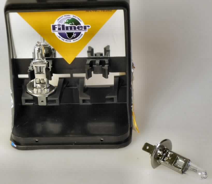 Halogenlampe
- aus einem mit Halogen gefüllten Glaskolben mit Wolfram-Glühwendel und P14.5S-Sockel,
- für eine Spannung von 12 Volt und eine Leistung von 55 Watt,
- zur Verwendung in Kfz-Scheinwerfern.
- zwei Stück gemeinsam in einer wiederverwendbaren Kunststoffbox verpackt.
(Abbildung siehe Anlage)

"Elektrische Wolfram-Halogen-Glühlampe, von der für Krafträder und andere Kraftfahrzeuge verwendeten Art; sog. Scheinwerferlampen-Set H1"
