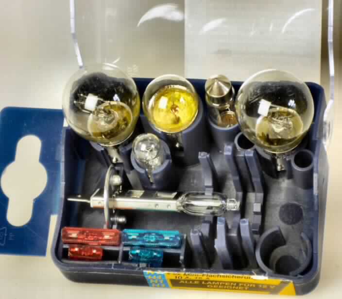 Kfz-Ersatzlampen-Set
- aus fünf Kfz-Glühlampen (1 x Brems-/Rücklicht 21/5 W BAY15D, 1 x Blink-,Nebel- oder
  Rückfahrlicht 21 W BA15S, 1 x Rücklicht 5 W BA15S, 1 x Innen-,Kofferraum- oder
  Kennzeichenleuchte 5 W SV8,5, 1 x Seiten-/Innenleuchte 5 W W2,1 x 9,5D), einer
  Wolfram-Halogen-Scheinwerferlampe (H1) und vier Kfz-Flachsicherungen,
- für eine Spannung von 12 V,
- zur Verwendung in Kraftfahrzeugen bestimmt,
- gemeinsam verpackt in einem spezifisch geformten, für den dauernden Gebrauch 
  geeigneten Kunststoffgehäuse.
(Abbildung siehe Anlage)

Die Glühlampen bestimmen den Charakter des Ganzen.

"Elektrische Glühlampen, keine Wolfram-Halogenglühlampen, für eine Spannung von weniger 
 als 100 V, von der für Kraftfahrzeuge verwendeten Art (Warenzusammenstellung aus 
 Kfz-Glühlampen -charakterbestimmend-, Wolfram-Halogen-Glühlampe und Sicherungen); 
 sog. Glühlampen-Ersatzkasten H1"