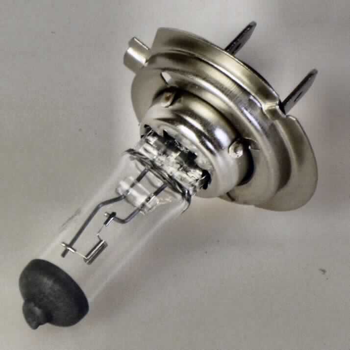 Halogenlampe
- aus einem mit Halogen gefüllten Glaskolben mit Wolfram-Glühwendel und Sockel (PX26D),
- für eine Spannung von 12 Volt und eine Leistung von 60/55 Watt,
- zur Verwendung in Kfz-Scheinwerfern als Ersatzleuchtmittel,
- in einer Blisterverpackung verpackt.
(Abbildung siehe Anlage)

"Elektrische Wolfram-Halogen-Glühlampe, von der für Krafträder und andere Kraftfahrzeuge verwendeten Art, sog. Scheinwerferlampe"