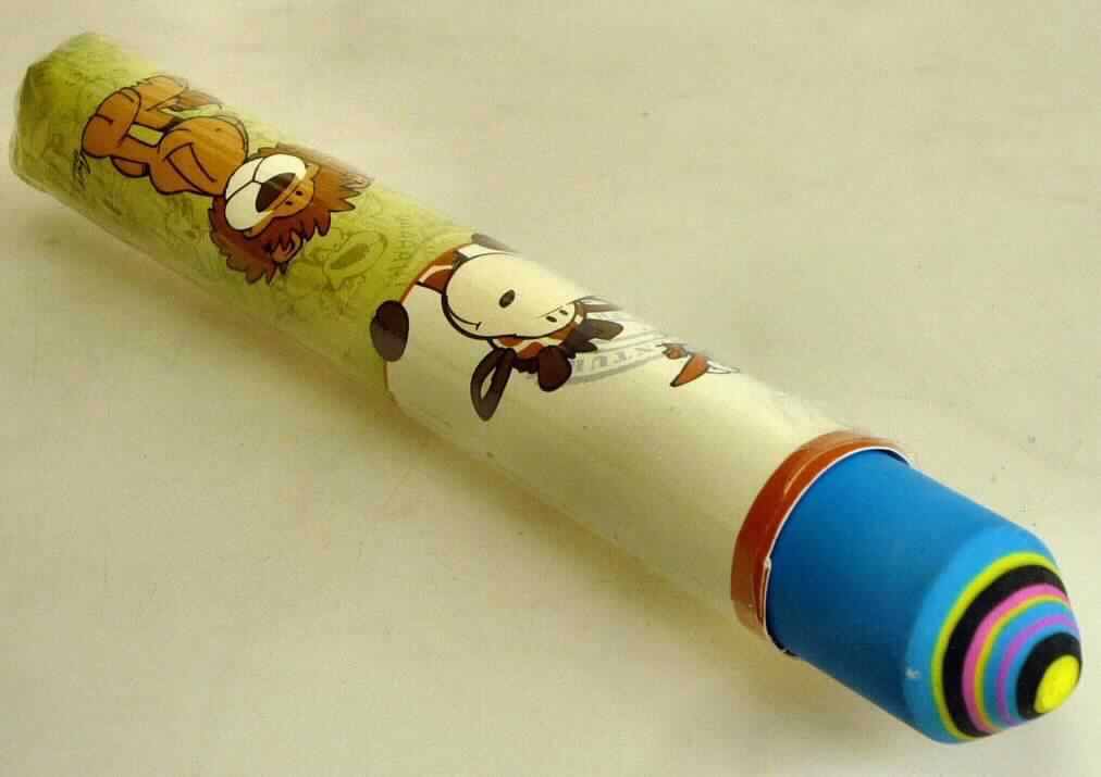 Angabe des Antragstellers:
Radiergummi in Form eines Stiftes

Feststellungen an einem Warenmuster:
Es wurde ein Radiergummi in Form eines bunten Stiftes vorgelegt. Der Stift ist ca. 13 cm lang und ca. 2 cm dick. Der Radiergummi ist mit einer Papierbanderole umwickelt.

Befund:
Es liegt ein Radiergummi aus Kautschuk der Unterposition 4016 9200 vor.