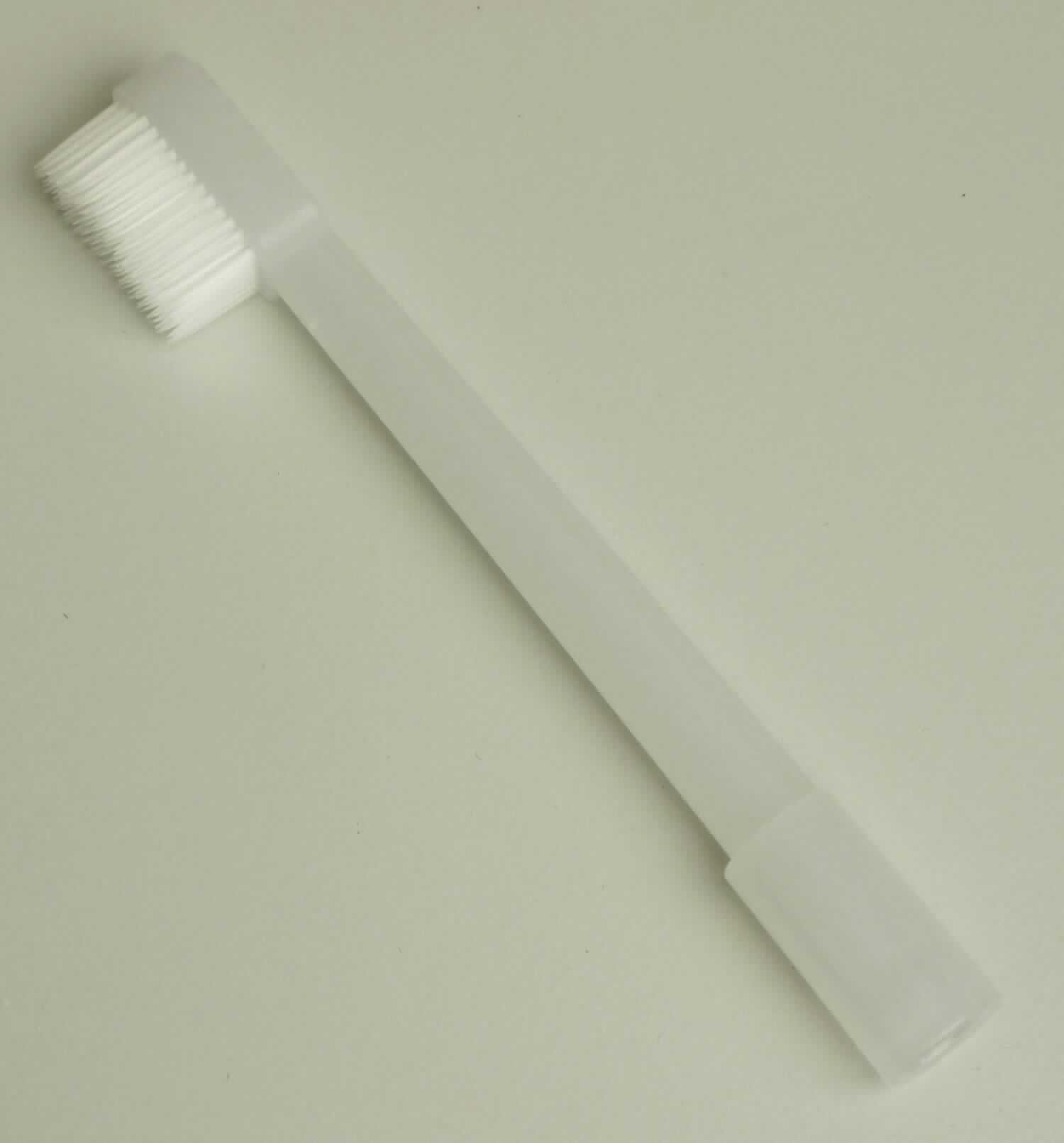 Bei der als "Zahnbürste mit Absaugung" bezeichneten Ware handelt es sich um einen ca. 11 cm langen Bürstenkopf mit Borsten aus Kunststoff sowie Stielröhrchen, der aufgrund seiner Gestaltung sowie seines Anschlussstückes dazu bestimmt ist, über ein sog. Handstück zur Sogregulierung sowie Schlauch mit einer Absauganlage (nicht Gegenstand dieser vZTA) verbunden zu werden, um so der Mundpflege mit gleichzeitiger kontrollierter Absaugung zu dienen.

Das einzeln verpackte Erzeugnis wird als "Bürste, Zahnbürste, die Teil einer Maschine bzw. eines Apparates ist" eingereiht.