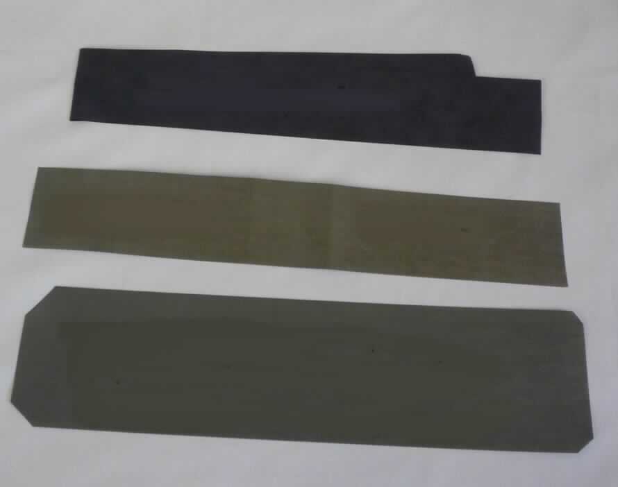 Kornorientiertes Elektroband

Bei der Ware handelt es sich um ein massives metallisches Flacherzeugnis mit eine Dicke von 0,10 bzw. 0,05 mm und einer Breite von weniger als 500 mm auf Coils. Die Oberfläche ist mit einem isolierenden Überzug versehen. Nach den Angaben handelt es sich um kornorientiertes Elektroband aus flachgewalztem Silicium-Elektrostahl. Es wird zur Herstellung von Trafo- und Motorblechen bzw. Ring- und Schnittbandkernen verwendet.

Es handelt sich um ein flachgewalztes Erzeugnis aus anderem legierten Stahl mit einer Breite weniger als 600 mm, hier kornorientierter Silicium-Elektrostahl, mit einer Breite von 500 mm oder weniger, mit einer Dicke von weniger als 0,16 mm des TARIC-Codes 7226 1100 99.