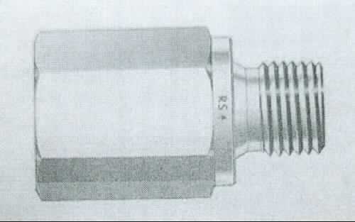 Rohrverbindungsstück aus Nickel

Bei der Ware handelt es sich um ein Rohrverbindungsstück, bestehend aus einem zylindrischen Hohlkörper mit Außensechskant. Dazu befindet sich an einem Ende ein Außengewinde, am anderen Ende ein Innengewinde. Als Material wird Nickel verwendet. Nach den Angaben dient die Ware zum Verbinden zweier Rohre mit zölligem und metrischem Gewinde.

Die Ware ist nach ihrer Beschaffenheit als anderes Rohrverbindungsstück, aus Nickel, in die Unterposition 7507 2000 der Kombinierten Nomenklatur einzureihen.