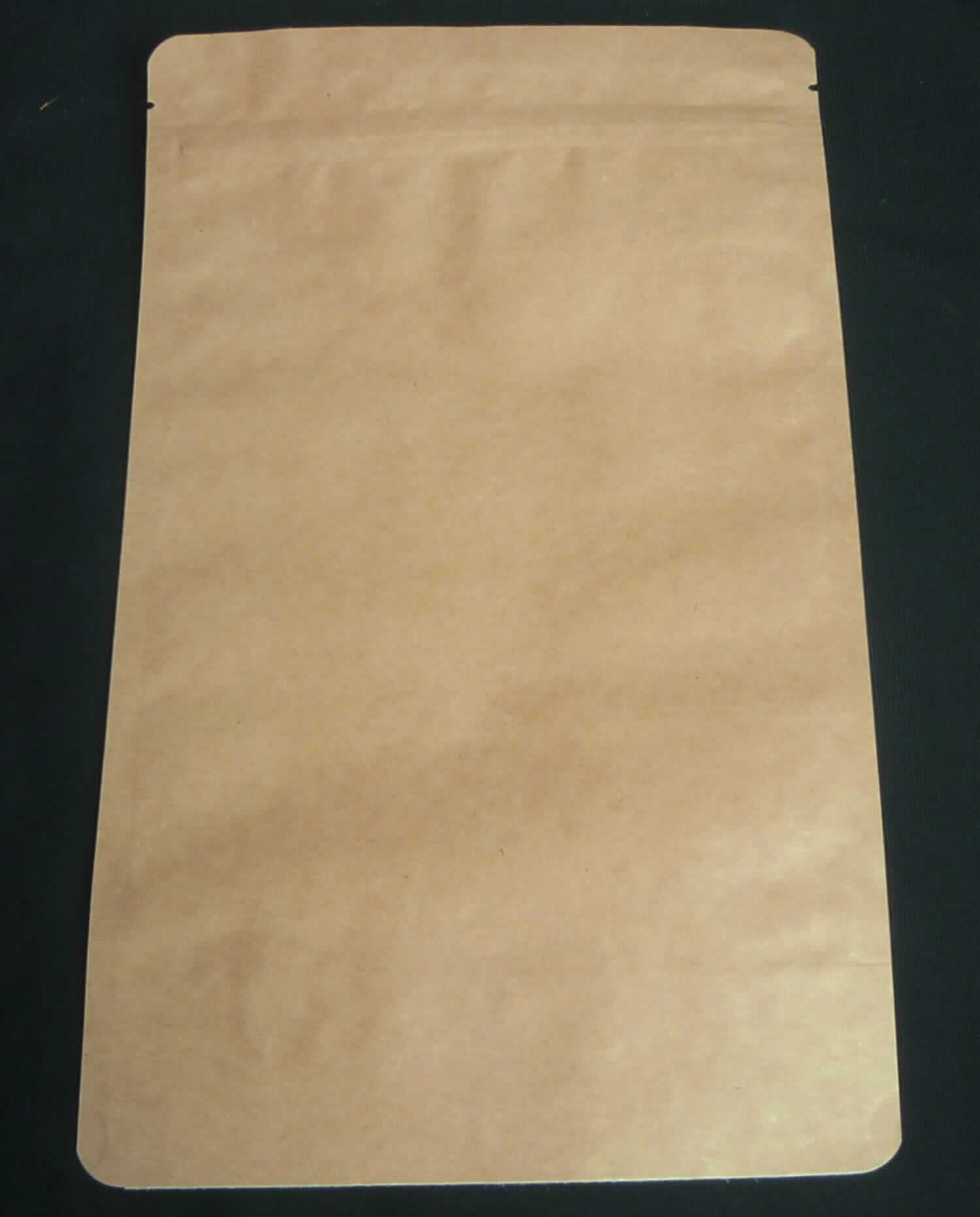 Es handelt sich um einen etwa 27 x 16 cm großen Beutel. Die dreilagige Ware mit einer Gesamtdicke von 117 Mikrometern besteht aus (lt. Angaben des Antragstellers):

- einer Außenlage aus Kraftpapier (Dicke 50 µm), 
- einer Mittellage aus Aluminium (Dicke 7 µm) und
- einer Innenlage aus Folie aus Polypropylen (Dicke 60 µm), einem Kunststoff 
  im Sinne der Anmerkung 1 zu Kapitel 39.

Das an drei Seiten verschweißte Erzeugnis ist an der Oberseite mit einem Druckverschluss und einer Einreißhilfe versehen. Die Ware dient als Transport- oder Verpackungsmittel für z. B. Lebensmittel und ist für eine längere Verwendung nicht vorgesehen. Im Hinblick auf die Foliendicke und die hygienische Verpackung von Lebensmitteln bestimmt die Kunststofffolie den Charakter der Ware.

Derartige Erzeugnisse werden zolltariflich als "Transport- oder Verpackungsmittel aus Kunststoffen, Beutel aus anderen Kunststoffen als in den Codenummern 3923 2100 00 0 bis 3923 2910 00 0 genannt" eingereiht.