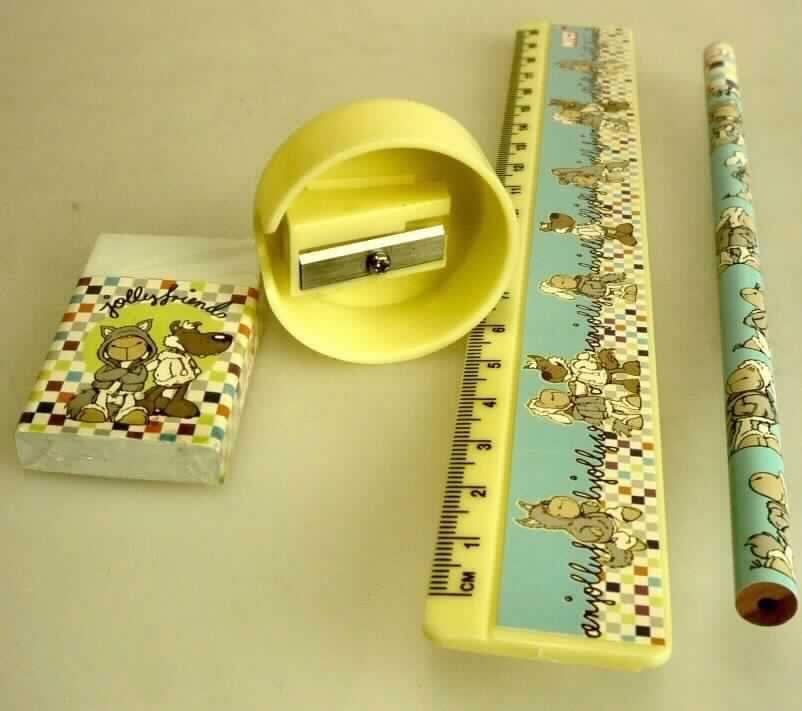 Sog. "Schreibwaren Set, 35130", siehe Abbildung, als Warenzusammenstellung in Aufmachung für den
Einzelverkauf, bestehend aus einem Lineal aus Kunststoff mit Einteilung in cm (20 cm), einem rechteckigen Radiergummi aus Kunststoff (L x B x H = 4,8 x 2,8 x 0,7 cm), einem Bleistiftspitzer mit einem runden Gehäuse aus Kunststoff (D x H = 3,7 x 1,4 cm) und einer auswechselbaren Klinge aus unedlem Metall sowie einem unangespitzten Bleistift mit festem Schutzmantel aus Holz (L x D = 17,5 x 0,7 cm).

Ein charakterbestimmender Bestandteil der Warenzusammenstellung ist nicht ermittelbar, so dass die Einreihung in die zuletzt genannte der gleichermaßen in Betracht kommenden Positionen erfolgt.
Das Schreibset ist auf einem bedruckten Karton mit Kunststoffabdeckung für den Einzelverkauf aufgemacht.

Die Ware ist als "Bleistift mit festem Schutzmantel" einzureihen.