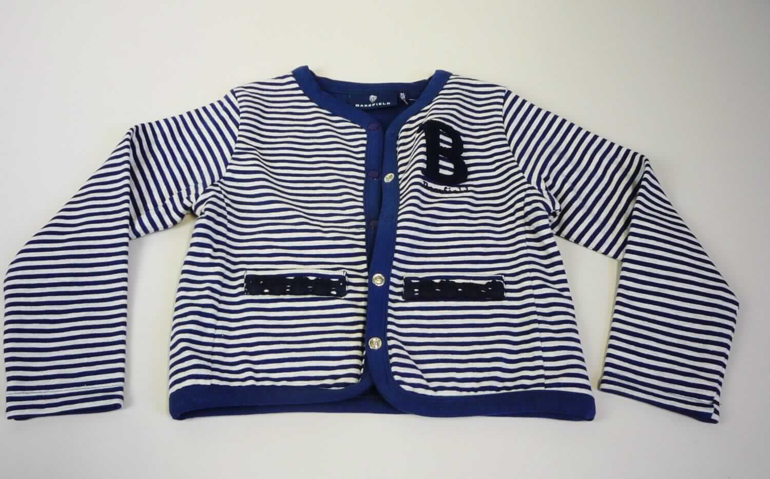 Jacke, sog. Wendejacke unisex, Art. T2-1510-08, Größe 92/98, Foto siehe Anlage,
- als Wendekleidungsstück von beiden Seiten zu tragen,
- zweilagig gearbeitet, auf beiden Seiten aus ca. 0,6 mm dicken Gewirken aus laut Antrag 100 % Baumwolle, die 
  eine Seite aus einfarbigen, auf der anderen Seite aus buntgewirkten Gewirken,
- über die Taille reichend (Rückenlänge: ca. 33 cm),
- vorn mit einer durchgehenden Öffnung mit Druckknopfverschluss von rechts über links (Mädchenkleidung),
- mit langen Ärmeln,
- auf einer Seite mit zwei aufgenähten Taschenattrappen, auf der anderen Seite mit zwei aufgesetzten, offenen 
  Taschen unterhalb der Taille,
- in Bahnen gearbeitet,
- entlang der Öffnung und am unteren Rand mit einer Randeinfassung versehen,
- stellt sich aufgrund des Schnitts als Jacke dar, somit keine Strickjacke,
- wird im Allgemeinen nicht über jeder anderen Kleidung und zum Schutz gegen das Wetter getragen, somit
  keine Ware der Position 6102.

"Jacke, aus Gewirken, für Mädchen, aus Baumwolle"