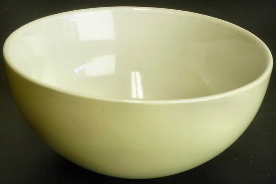 Keramisches Geschirr, sog. Müslischale matt, Art. 716335, Foto siehe Anlage, 
- innen weiße, außen cremefarbene, glasierte, runde Schale,
- mit einem Höhe von ca. 6,7 cm,
- mit einem Durchmesser (oben) von ca. 13,8 cm, 
- keramisches Erzeugnis, nach der Formgebung gebrannt, tonmineralhaltiges Material 
  enthaltend, 
- nach dem Ergebnis der wissenschaftlichen Untersuchung handelt es sich um Steingut.

"Keramisches Geschirr, aus Steingut"