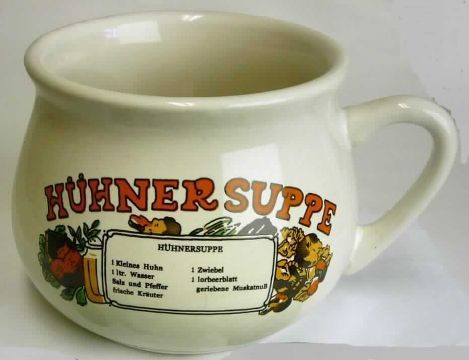 Keramisches Geschirr, sog. Suppentasse, Art. 716003, Foto siehe Anlage, 
- cremefarbene, bauchige, außen mit einem Rezept versehene Suppentasse mit Henkel,
- mit einem Höhe von ca. 8,5 cm,
- mit einem Durchmesser (oben) von ca. 10 cm, 
- keramisches Erzeugnis, nach der Formgebung gebrannt, tonmineralhaltiges Material 
  enthaltend, 
- nach dem Ergebnis der wissenschaftlichen Untersuchung handelt es sich um Steingut.

"Keramisches Geschirr, aus Steingut"