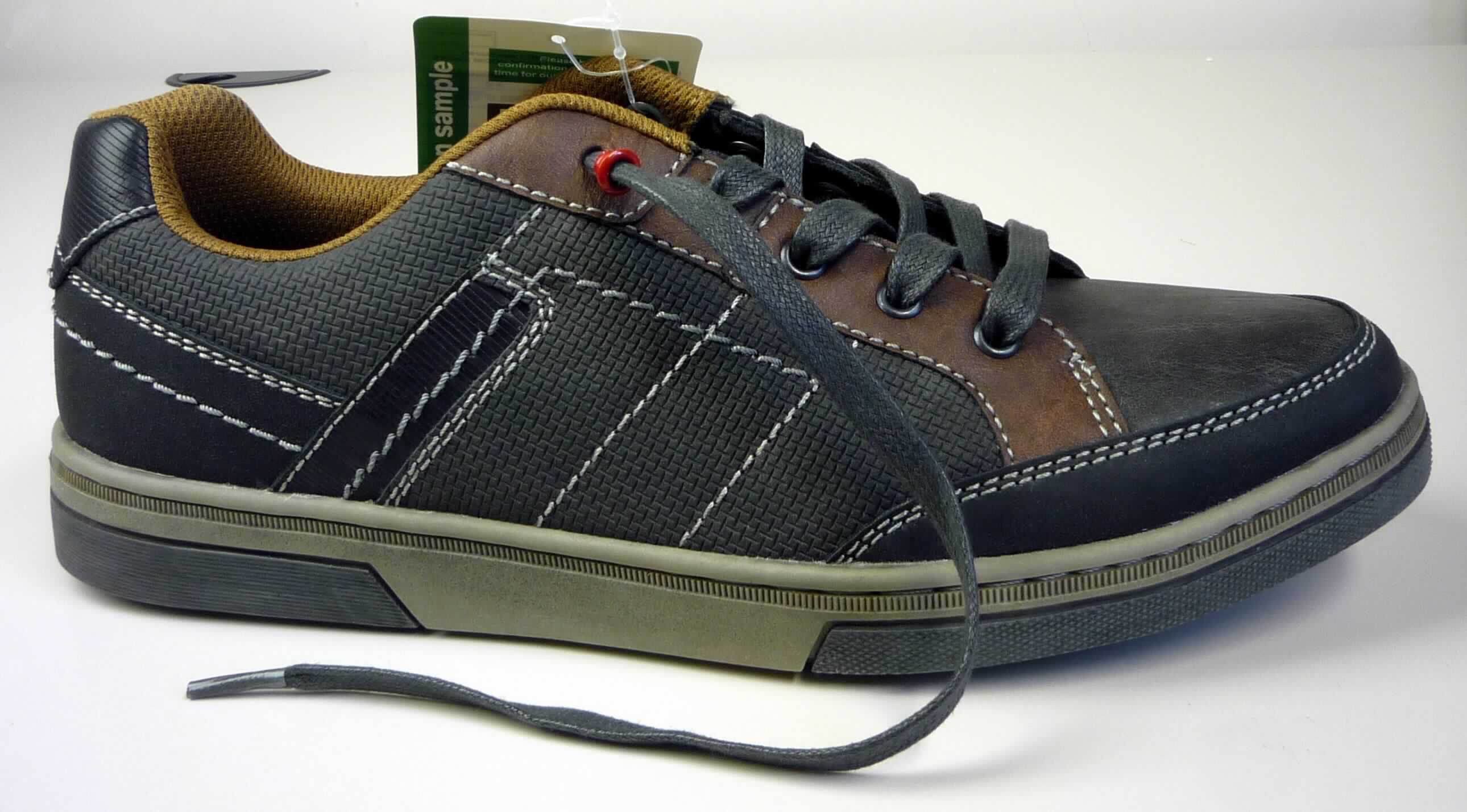 Halbschuhe (lt. Antrag:"Straßenschuhe für Männer", Foto siehe Anlage)
- mit Laufsohlen aus (lt. Antrag) Kunststoff,
- mit Oberteil (geschlossenes Blatt) aus Kunststoff (Spinnstoff mit einer
  mit bloßem Auge wahrnehmbaren Außenschicht aus Kunststoff),
- auf das Oberteil sind Stücke aus Kunststoff als Verstärkungsteile aufgesetzt,
- mit Schnürsenkelverschluss, 
- nicht mit Dornen, Krampen, Klammern, Stollen oder ähnlichen Vorrichtungen
  versehen oder für deren Anbringung hergerichtet (keine Sportschuhe),
- nicht den Knöchel bedeckend,
- ohne Metallschutz in der Vorderkappe,
- mit einer Länge der Innensohle von mehr als 24 cm,
- für Männer (u. a. weiter Schnitt).

"Schuhe mit Laufsohlen und Oberteil aus Kunststoff, andere als in der Position 6401
 und in den UPos. 6402 1210 bis 6402 9991 genannte, für Männer"