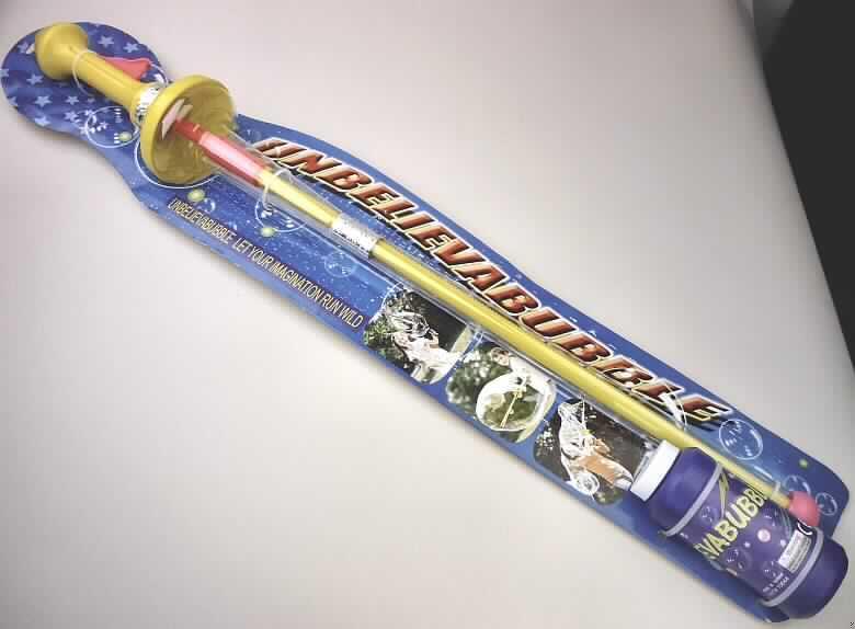 Es handelt sich um eine Warenzusammenstellung, bestehend aus
- einer mit Seifenlösung gefüllten Flasche und
- Spielzeug aus Kunststoff, in Form eines Seifenblasen-Spielzeuges (charakterbestimmend,
  insbesondere hinsichtlich der Verwendung).

Zur Erzeugung von Seifenblasen wird Seifenlösung in die Hülle ("Schwert-Scheide") des sog. "Seifenblasen-Schwertes" gefüllt, anschließend der Stab mit geriffelten Öffnung in Form einer Schwertnachbildung darin eingetaucht. Durch Schwenken bildet sich aus dem Seifenlaugenfilm eine Seifenblase.
Die Warenzusammenstellung dient der spielerischen Unterhaltung von Kindern beim Erzeugen von Seifenblasen und ist auf einer bedruckten Pappunterlage aufgeblistert.

Das Erzeugnis ist einzureihen als "anderes als zuvor von der Position 9503 erfasstes Spielzeug aus Kunststoff, in Form einer Warenzusammenstellung in Aufmachung für den Einzelverkauf".

Anlage: 1 Abbildung