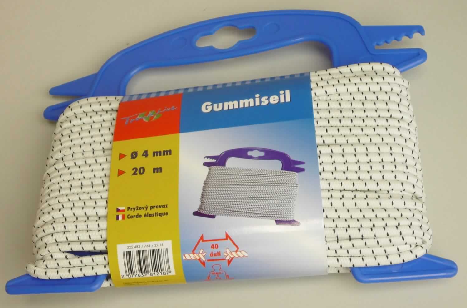 Überzogene Kautschukfäden, sog. Gummiseil, EAN 2077632812187, Foto siehe Anlage,
- auf einer Kunststoffkarte aufgebracht und mit einer bedruckten Banderole versehen,
- als Meterware, laut Antrag mit einer Länge von 20 m und einem Durchmesser von ca. 4 mm,
- bestehend aus Fäden aus laut Antrag Kautschuk mit einem Durchmesser von jeweils ca. 1 mm (Kautschukfäden 
  der Position 4007), die mit Garnen aus Spinnstoffen umflochten (= überzogen) sind,
- an beiden Enden heiß geschnitten.

"Fäden aus Kautschuk, mit einem Überzug aus Spinnstoffen"