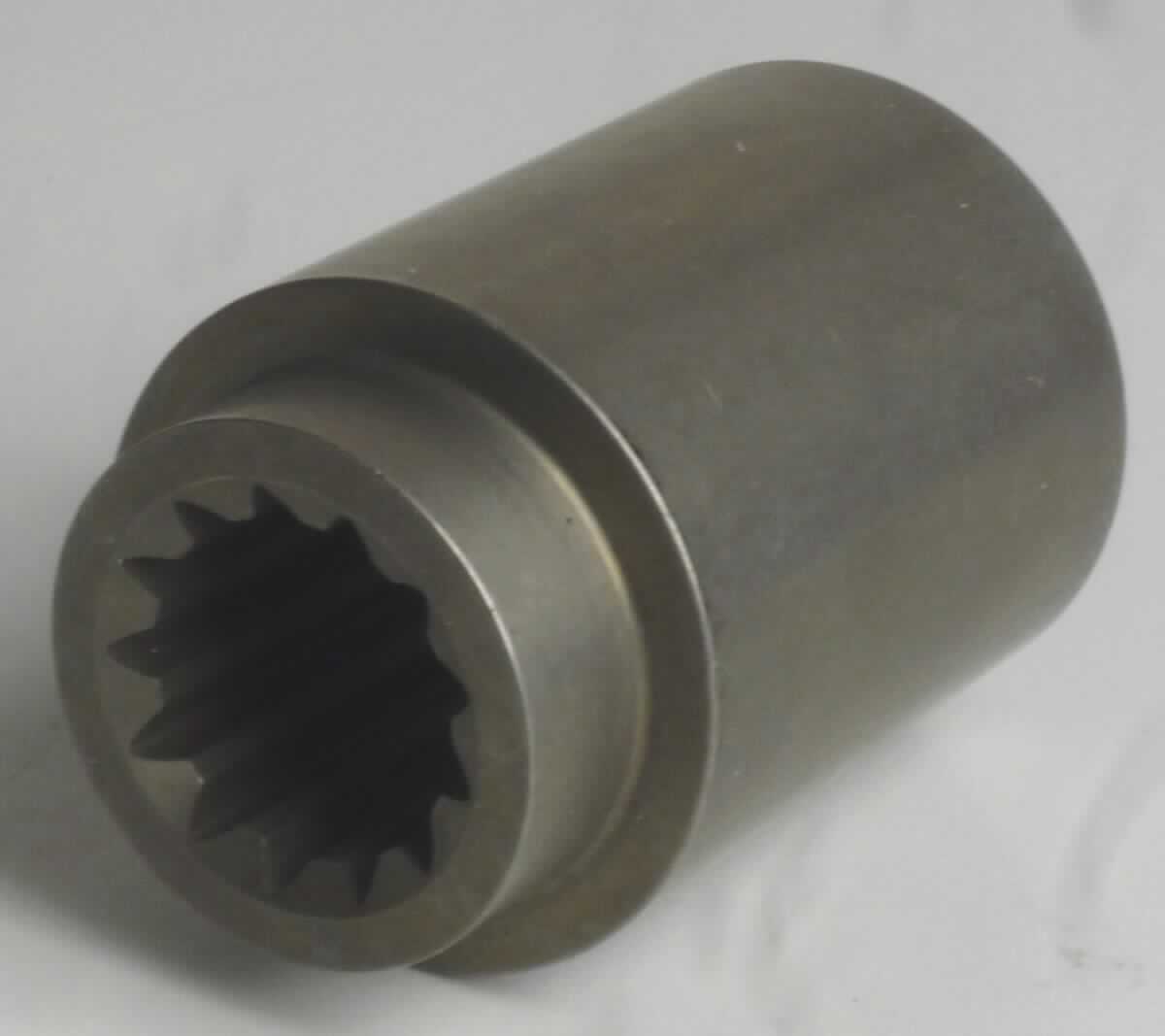 Bei der zu begutachtenden Ware handelt es sich um eine nach technischer Zeichnung gefertigte, zylinderartige und an beiden Seiten offene Wellenkupplung aus Stahl mit einer Länge von ca. 5,7 cm und einem äußeren Durchmesser von ca. 4 cm auf der einen bzw. von ca. 3 cm auf der abgestuften Seite. Der Innenraum besteht je nach Seite aus 13 bzw. 25 Zähnen und gewährleistet somit das starre Verbinden und die Übertragung des Drehmoments zwischen zweier Wellen (nicht Gegenstand der vZTA) zwischen Dieselmotor und Hydraulikpumpe in Baumaschinen.

Das Erzeugnis wird als "andere Wellenkupplung aus Stahl, nicht gegossen, nicht für zivile Luftfahrzeuge bestimmt", eingereiht.